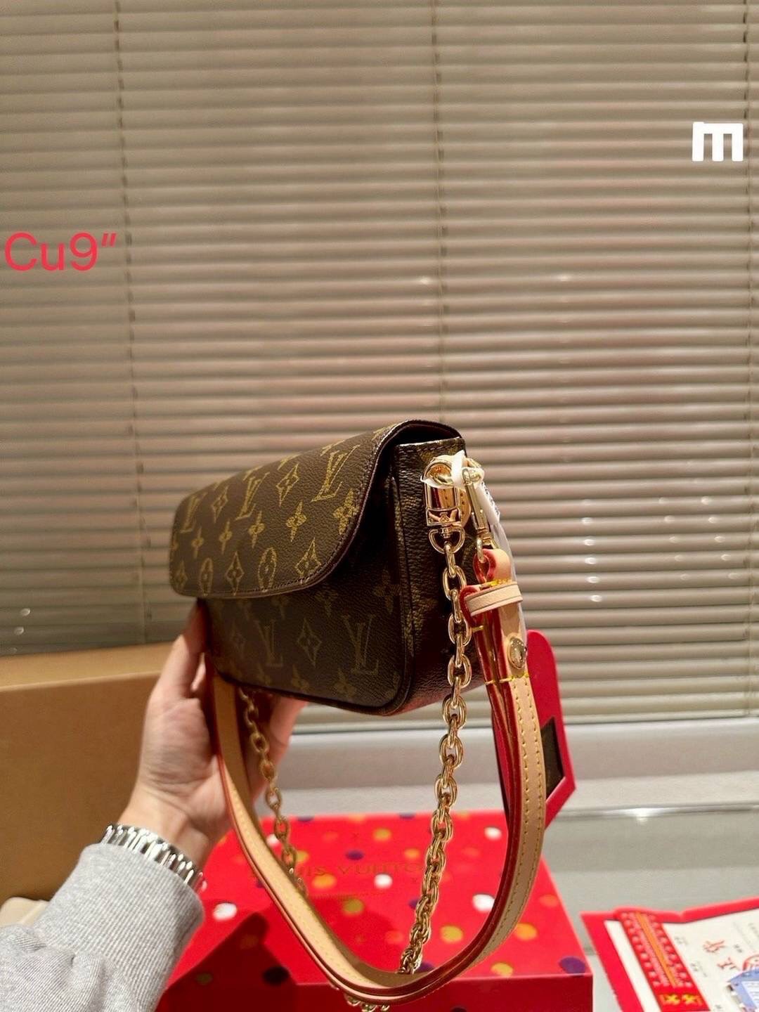 LV Ivy chain wallet กระเป๋าสะพายดีไซน์กึ่งกระเป๋าสตางค์ รุ่นยอดนิยม แต่งสายโซ่สีทองสวยหรู สุดคุ้มด้วยลูกเล่นที่หลากหลาย คล้องไหล่ สะพายข้าง คล้องแขน ได้หมด