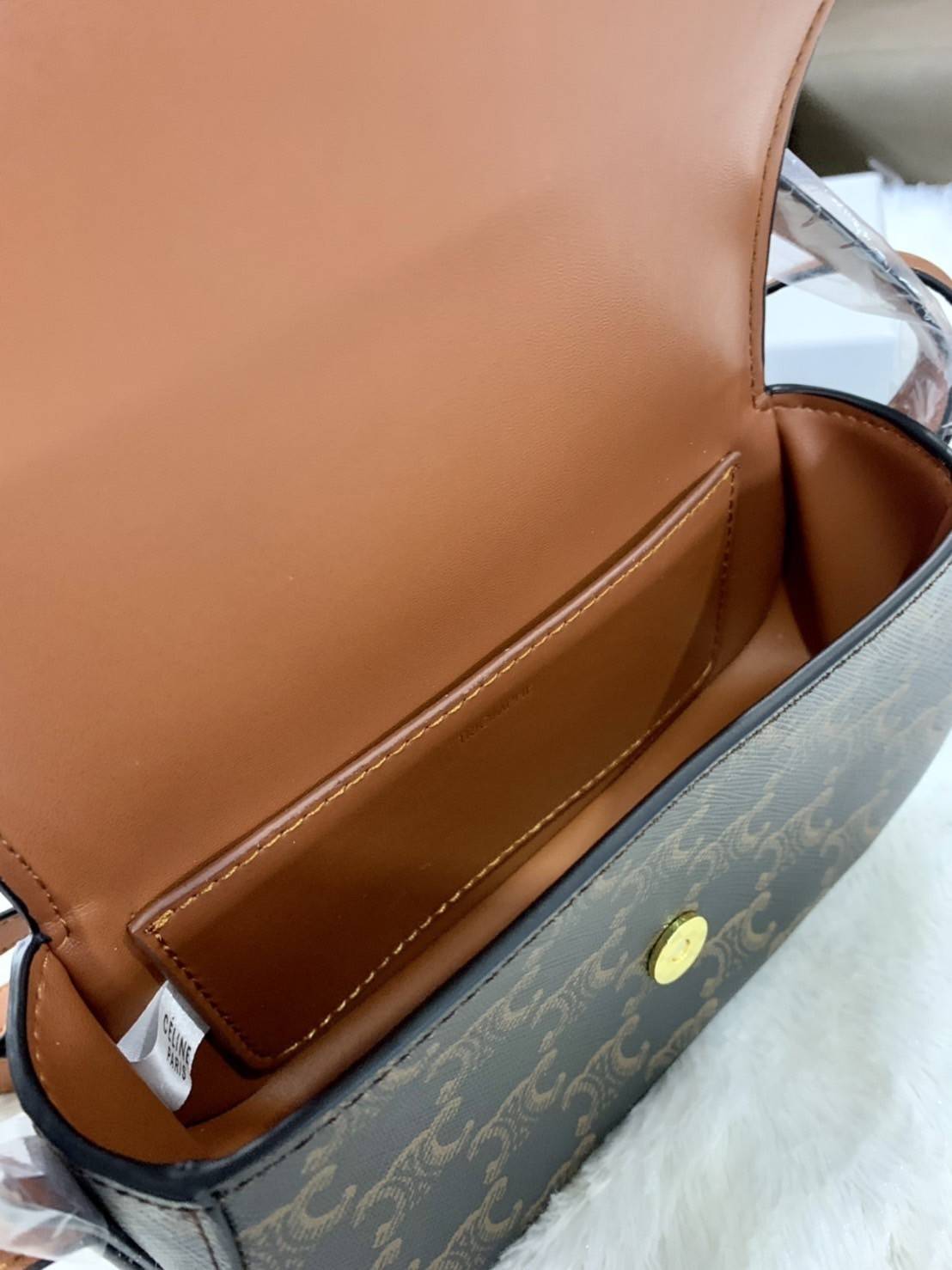 VIP 】CELINE TABOU CLUTCH BAG CELINE MINI CROSSBODY BAG (GWP) วัสดุ Triomphe Canvas หนังสวยอยู่ทรงกันน้ำได้ ขนาดกำลังน่ารัก การออกแบบที่เน้นความเรียบแต่หรู มาพร้อมสายสะพายสั้นและสายสะพายยาว สำหรับสะพายไหล่ สายปรับระดับสั้น-ยาวได้ (ถอดไม่ได้) โดดเด่นที่ด้าน