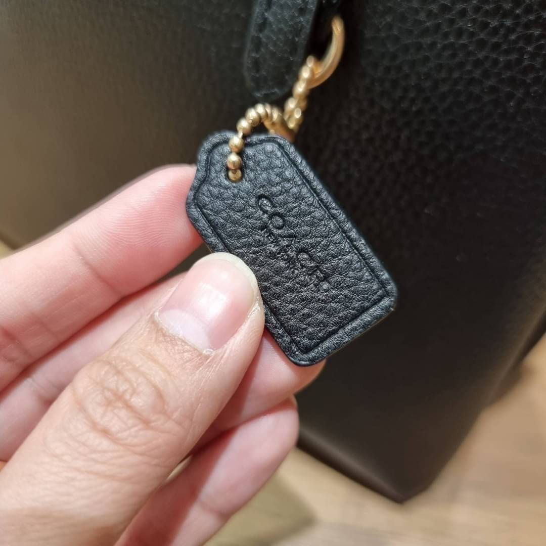 OUTTLET 】COACH MOLLIE TOTE 25 (C4250 C4084) น้องคนสวยอีกหนึ่ง!! กระเป๋าโท้ทไซส์เล็กที่สาวๆหลงรัก ดีไซน์คลาสสิคเหมือนเดิม เพิ่มเติมคือสะดวกขึ้นเยอะ!! ย่อส่วนมาจากใบใหญ่เป๊ะๆ น่ารักน่าใช้มากๆ วัสดุหนัง crossgrain ทนทาน ใช้งานง่าย เรียบหรูดูดีม้าก!! ภายในโล่