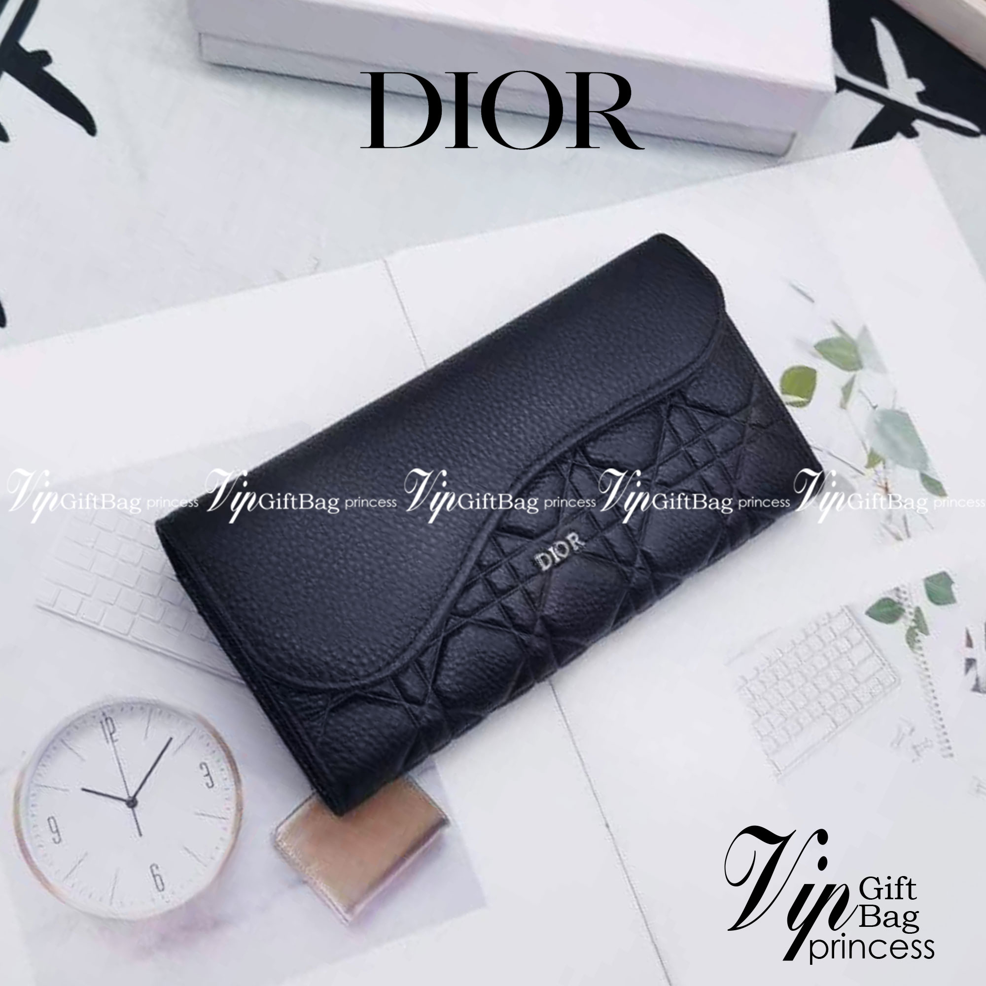 Dior Long Saddle Wallet / Dior Wallet / Dior Long Wallet กระเป๋าสตางค์ใบยาว เปิดหน้าทรงเคิร์ปอานม้า เอกลักษณ์ของความหรู วัสดุหนังแท้ ผสมผสานความสง่างามและคลาสสิกที่เข้ากับยุคสมัย ด้านหน้าโดดเด่นด้วยซิกเนเจอร์แบรนด์ เป็นอีกหนึ่งรุ่นที่ดาราเชเลปใช้กันเยอะมา