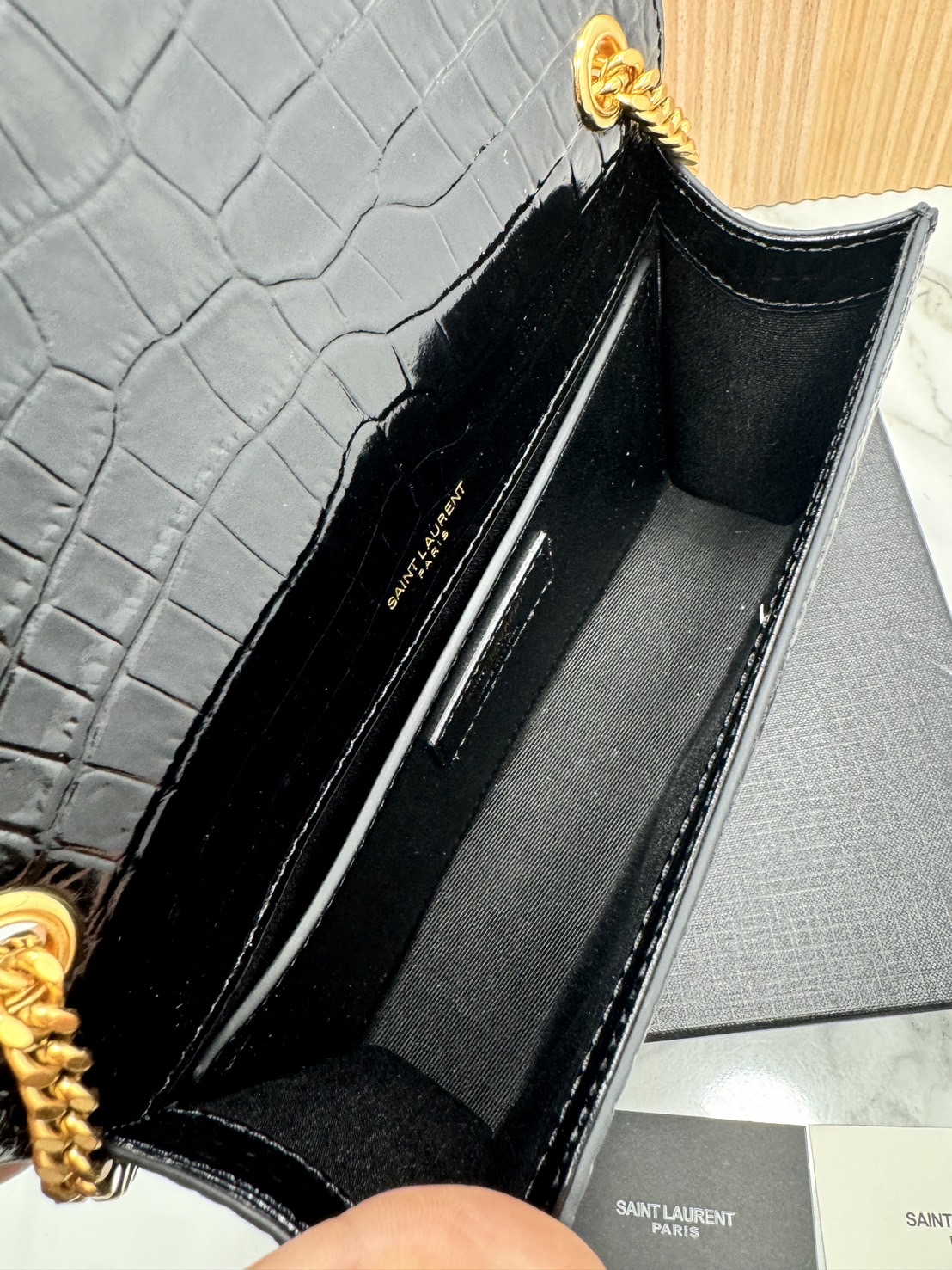 ORI หนังแท้ | 20cm Ysl Kate Croc Tassel Bag / YSL Woc Bag กระเป๋าสะพายทรง woc เรียบหรูดูแพงที่แท้จริง งานหนังลายจรเข้เต็มใบโดดเด่นด้วยโลโก้แบรนด์สุดหรู พร้อมพู่ห้อย รุ่นฮิตลอดกาลดูดีมีระดับ