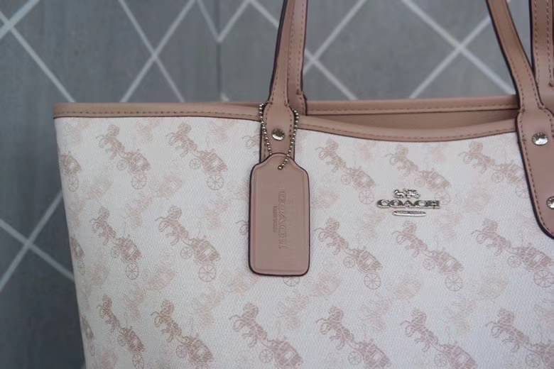 COACH 91107 REVERSIBLE CITY TOTE WITH HORSE AND CARRIAGE PRINT ใช้ได้ 2 ด้าน 🔺ทรง Tote รุ่นแนะนำค่ะ!! วัสดุ pvc อย่างดี นิ่มยวบตัวสวย ลายรถม้าทั้งใบค่ะ (ในไทยหายากค่ะลายนี้) 📌สามารถใช้ได้ทั้งด้านในและด้านนอกนะคะ สวยทั้ง2ด้านเลยทีเดียว เป็น