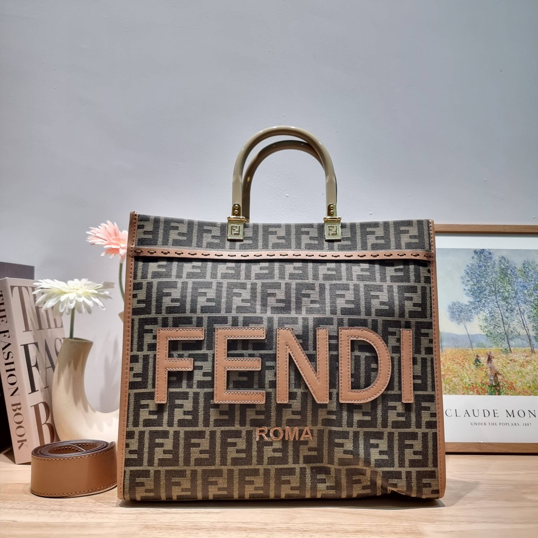 FENDI SHOPPING TOTE BAG / FENDI TOTE BAG กระเป๋าถือ/สะพายไหล่ ทรงสวย หรู ดูโดดเด่น ดีไซน์ทันสมัย วัสดุผ้าท็อปแคนวาสปั๊มลายแบรนด์รอบใบ ภายในโล่งกว้างมาก มาพร้อมหูจับในตัวและสายสะพายไหล่ ใช้งานได้ 2IN1