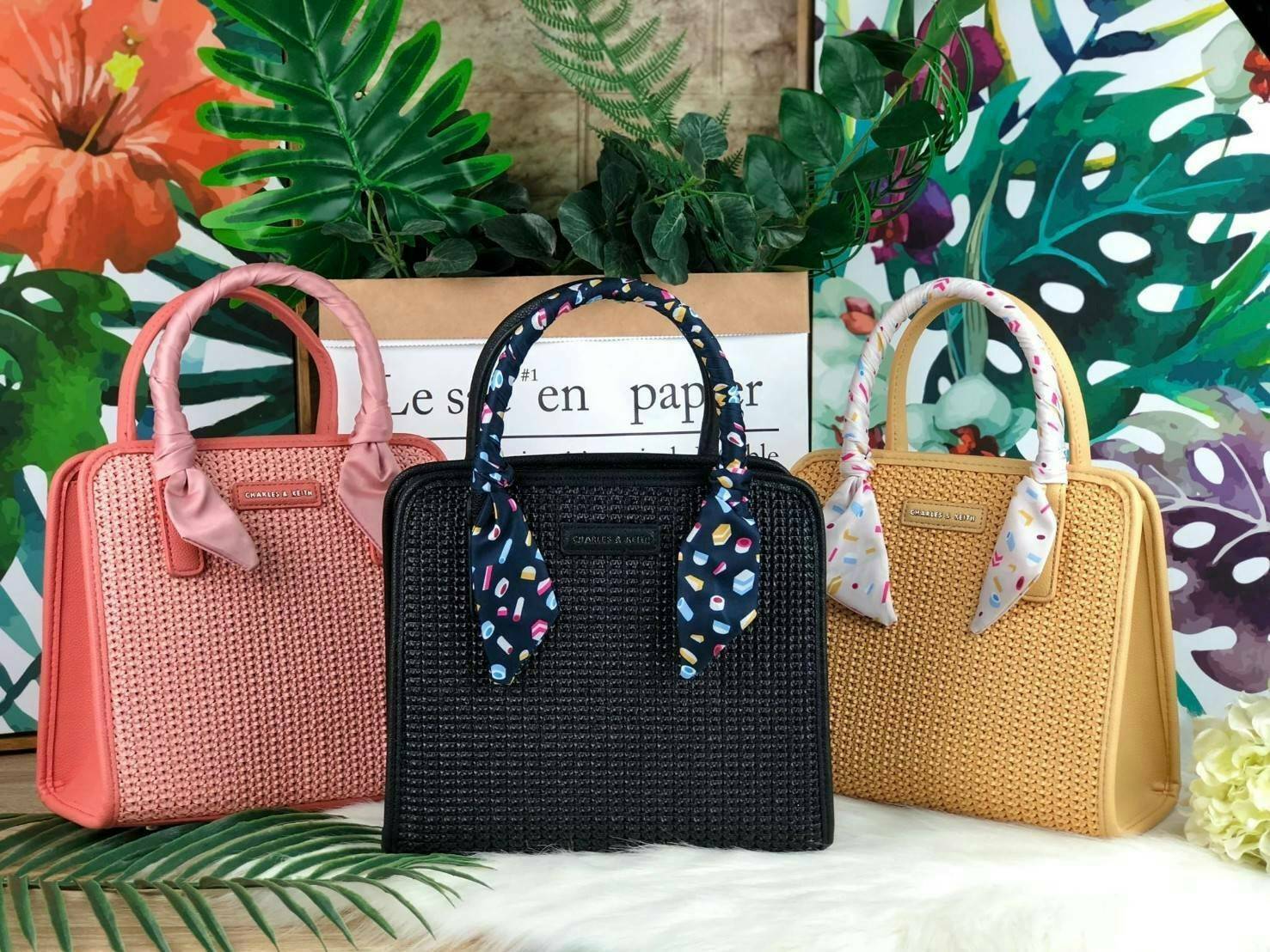 CHARLES & KEITH SATIN SCARF WRAPPED WOVEN BAG กระเป๋าถือ/สะพายอยู่ทรง มีผ้าพันหูกระเป๋าให้ 1 เส้น มีหมุดรองฐานทั้ง 4 มุม ที่ด้านหน้าทำ texture สวยงาม เปิดปิดด้วยกระดุมแม่เหล็ก ด้สนในมีช่องซิปเล็ก 1 ช่อง รุ่นนี้จุของได้เยอะ ใส่ iPad mini ได้สบายๆค่า สายสะพ