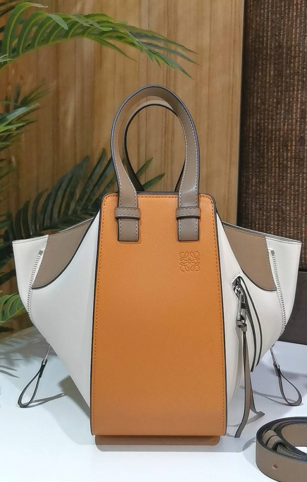 LOEWE HANDLE & SHOULDER BAG GIFT WITH PURCHASE (GWP) กระเป๋าถือหรือสะพายหนังแท้พรีเมี่ยมกิ๊ฟ Limited จาก LOEWE PERFUME DUTYFREE รุ่น Rare items สุดๆวัสดุหนังแท้ Calfskin หนังสวยดีไซน์มีเอกลักษณ์ ใบใหญ่กำลังดี น้ำหนักเบา สามารถปรับได้หลายทรง ด้านข้างมีซิปป