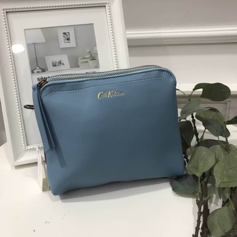 Cath Kidston soft leather crossbody bag ใหม่ล่าสุดจากแบรนด์ Cath Kidston ค่ะ กระเป๋าสะพายข้างหนังนุ่ม สีหวานโทนพาสเทล รุ่นนี้ขนาดกำลังดีค่ะ ตัวกระเป๋าแบ่งออกเป็นสองสัดส่วน สามารถจัดระเบียบของได้ดีค่ะ ภายในบุผ้าลายดอกไม้ตามสไตล์ของแบรนด์นี้ค่ะ รุ่นนี้มีสาย