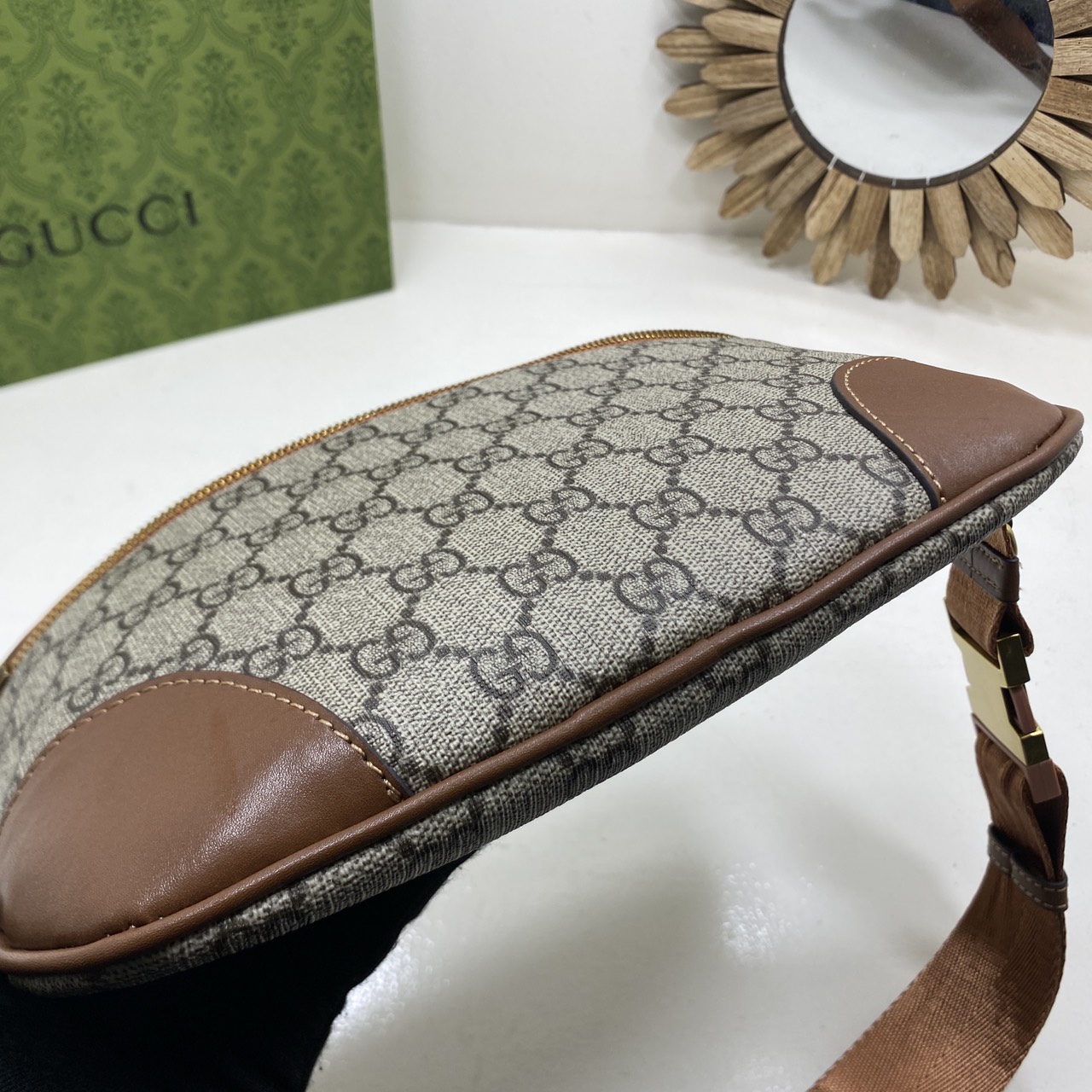 ORI หนังแท้ | GUCCI GG Emblem small belt bag กระเป๋าคาดอก/คาดเอวปรับโฉมใหม่ สวยสง่างาม สปอร์ตและเท่กว่าเดิม แต่ยังคงความคลาสสิค