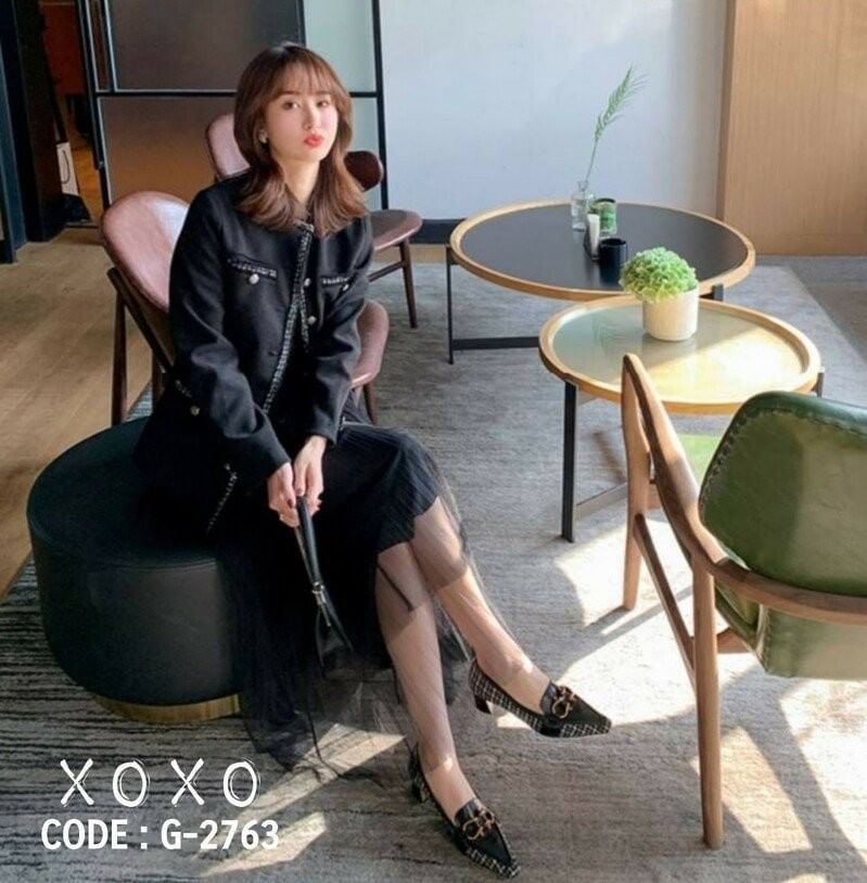 คัชชูหน้าวี ห้วแหลม ทรงเทย์ วัสดุผ้าทวีส ด้านหน้าติดอะไหล่ตะขอเกี่ยวสีทอง สวยงาม แมทส์ชุดง่าย น้ำหนักเบา มีส้นเล็กน้อย กำลังใส่สบาย