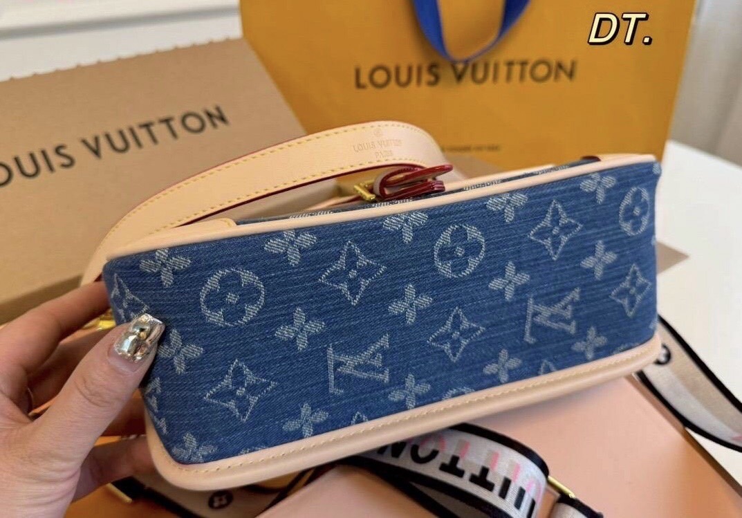 LV Diane Monogram Denim Bag กระเป๋าสะพายมัลติฟังก์ชั่น โมโนแกรมเดนิมสุดไอคอนิก ดีไซน์ใหม่ ออกมาได้น่ารักน่าใช้มากๆ สียีนส์สวยมีเสน่ห์