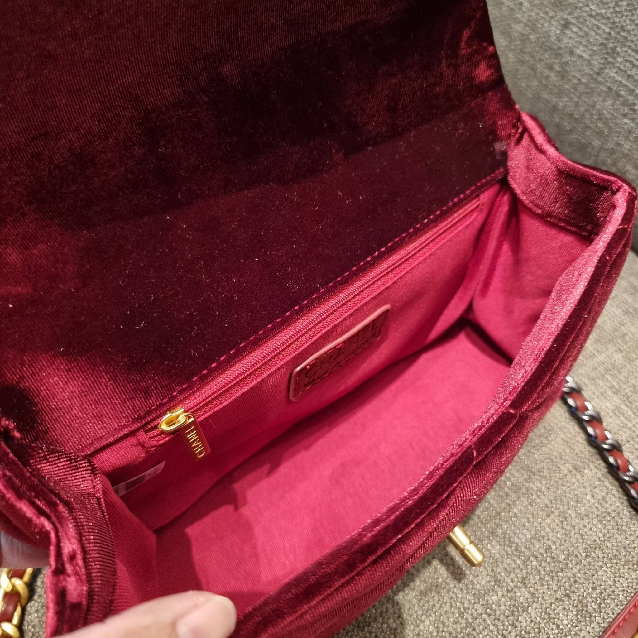 ไม่มองไม่เหลียวไม่ได้แล้ว!! ความหรูที่โดดเด่นจากผ้ากำมะหยี่ สร้างดีเทลผู้ดี ลูกคุณมากๆ Chanel vip boutique กระเป๋าสะพายจาก duty free ในราคาสุดประหยัด!! ดีไซน์เลิศ ตกแต่งด้วยโซ่ทูโทน ลงตัวแบบไม่มีที่ติ เปิด-ปิดด้วยตัวบิดล็อค ภายในโล่งกว้าง ใส่กระเป๋าสตางค์