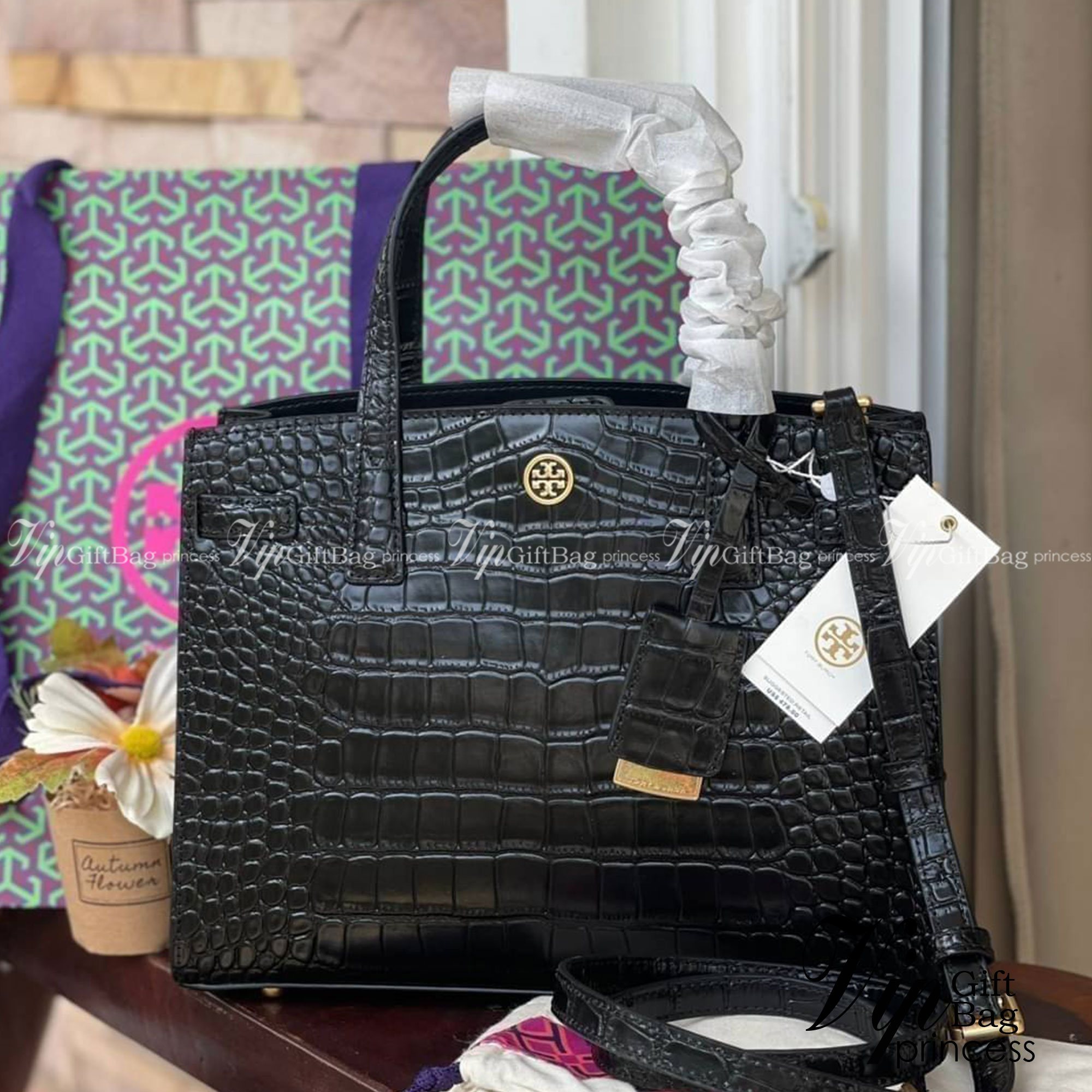 Tory Burch Walker Embossed Small Satchel Collection นี้เหมาะสำหรับผู้หญิงที่มีความสุขุมและเป็นผู้ใหญ่ เพราะดีไซน์ของกระเป๋าหนังรุ่นนี้ได้ผลิตออกมาโดยเน้นความเรียบง่าย เป็นทางการและดูแพง