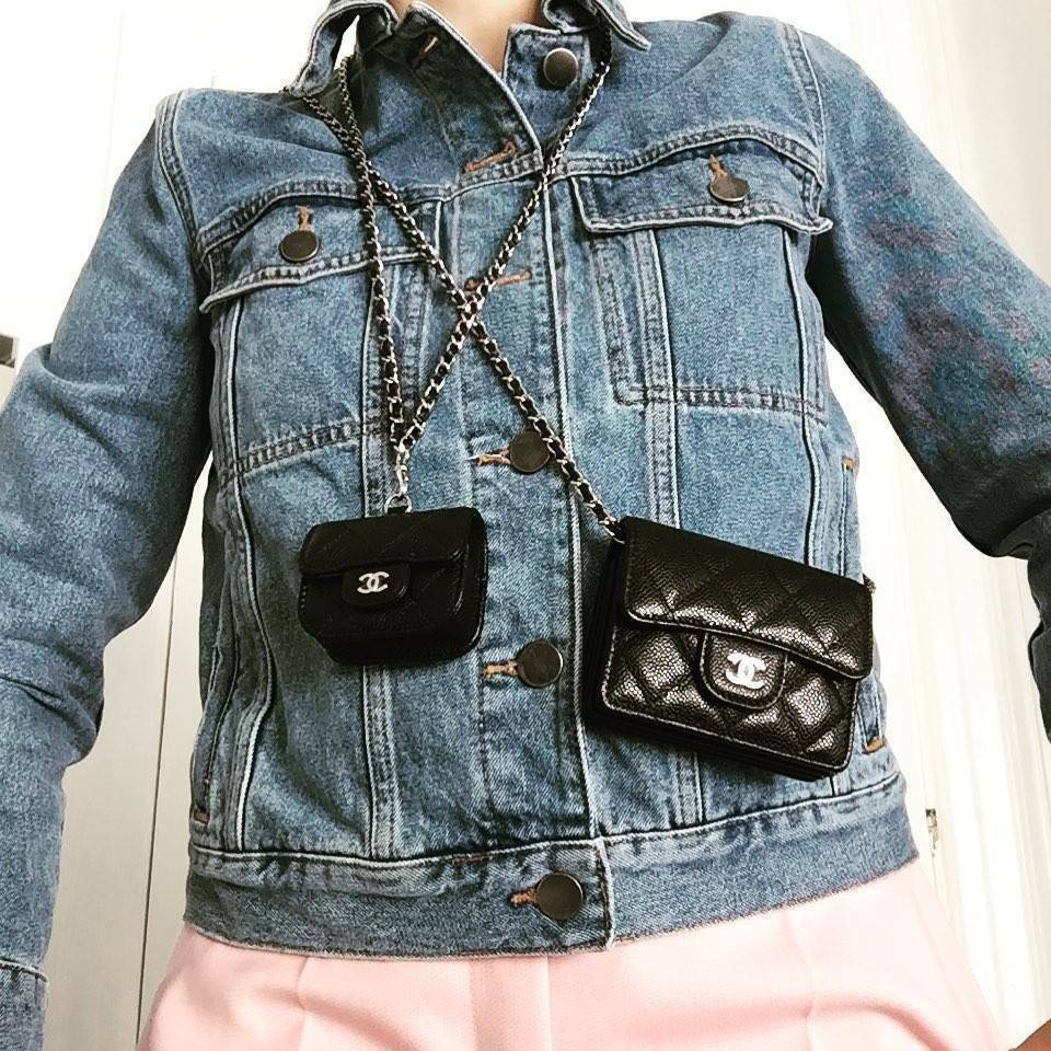 พรีเมี่ยมกิ๊ฟแท้ 100% 】CHANEL MINI BLACK CAVIAR BAG VIP GIFT WITH PURCHASE (GWP) พรีเมี่ยมกิ้ฟ Chanel Lotte Duty Free รุ่นใหม่ล่าสุดไอเท็มแนะนำ กำลังฮิตสุดๆวัสดุหนังคาเวียร์สุดคลาสสิคเปิดปิดด้วยฝาปิดกระดุม ด้านหน้าประดับโลโก้แบรนด์อะไหล่เงินสวยหรูดูดีมาพร