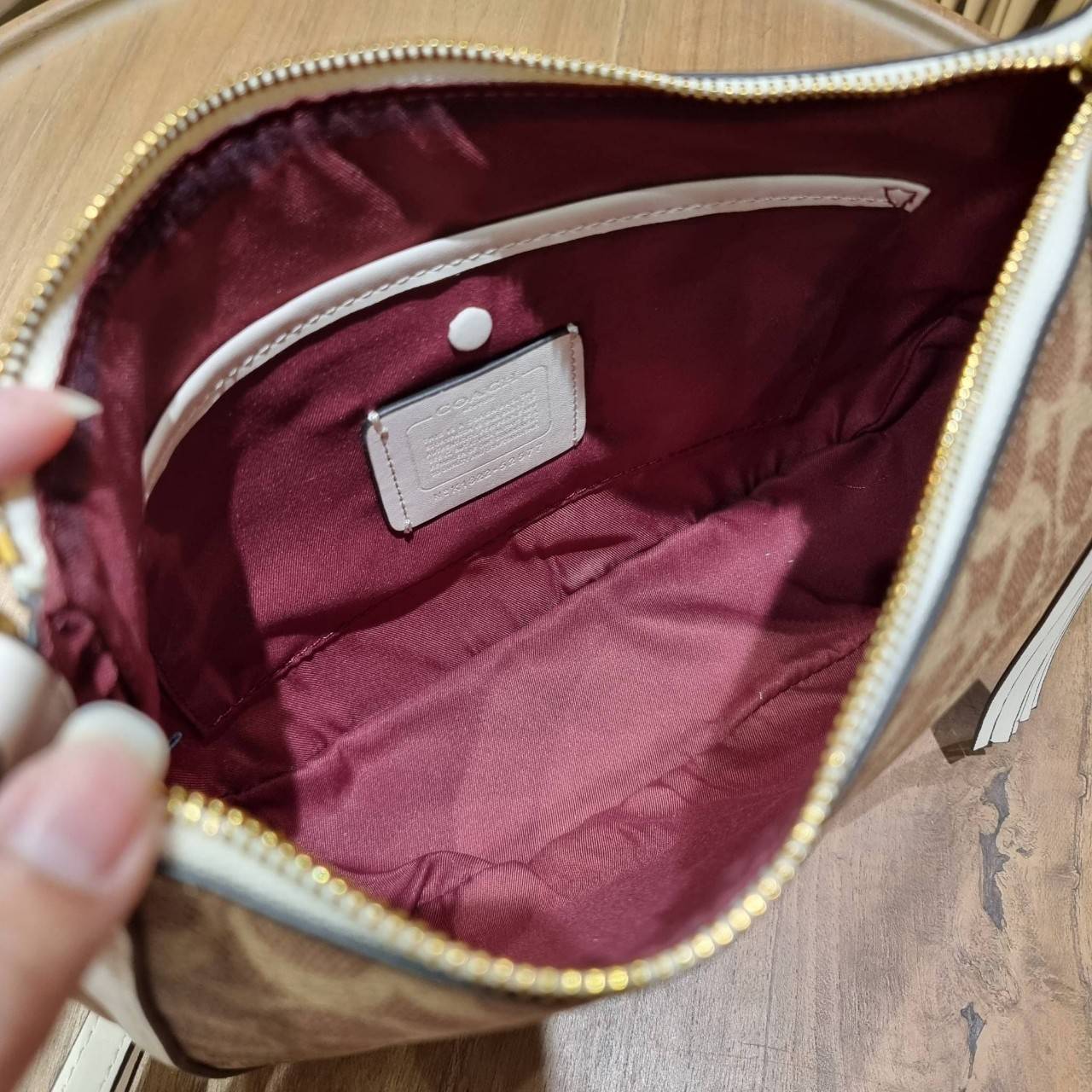 COACH 52577 SUTTON CROSSBODY IN SIGNATURE CANVAS กระเป๋าสะพายไหล่ สวยคลาสสิค สไตล์วินเทจ ใบใหญ่จุใจ วัสดุหนังแคนวาสเคลือบลาย สายคล้องไหล่ในตัว ภายในโล่งกว้าง จุของได้เยอะแน่นๆ มาพร้อมสายสะพาย crossbody ที่จะถอดออก หรือจะสะพายก็เก๋ สวยโดดเด่นแน่นอน พร้อมเส