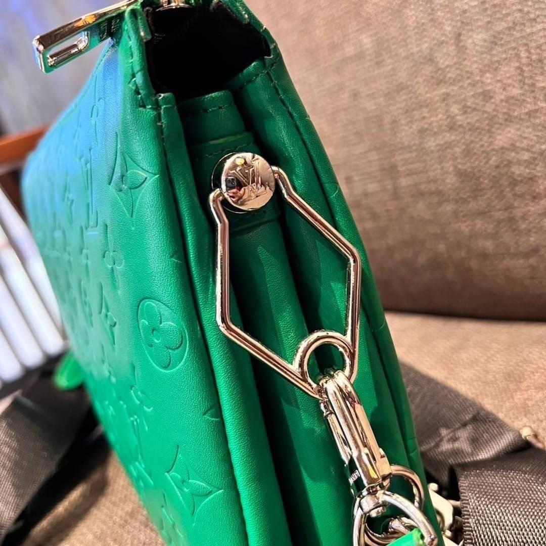 LV HANDLE POUCH MONOGRAM / LV Coussin กระเป๋าสะพายกึ่งคลัชท์ สุดล้ำ มาแรงมาก ด้วยความสวยปังตั้งแต่แรกเห็น วัสดุหนังแกะปั๊มลายสวยคม มาพร้อมสาย 2 เส้น เลิศๆ มีสายโซ่ที่มีดีเทลละเอียดไม่ซ้ำ และสายสปอร์ตครอสบอดี้ ที่จะคล้องไว้ทั้งสองเส้นก็ดีงาม หรือสลับใช้ตาม