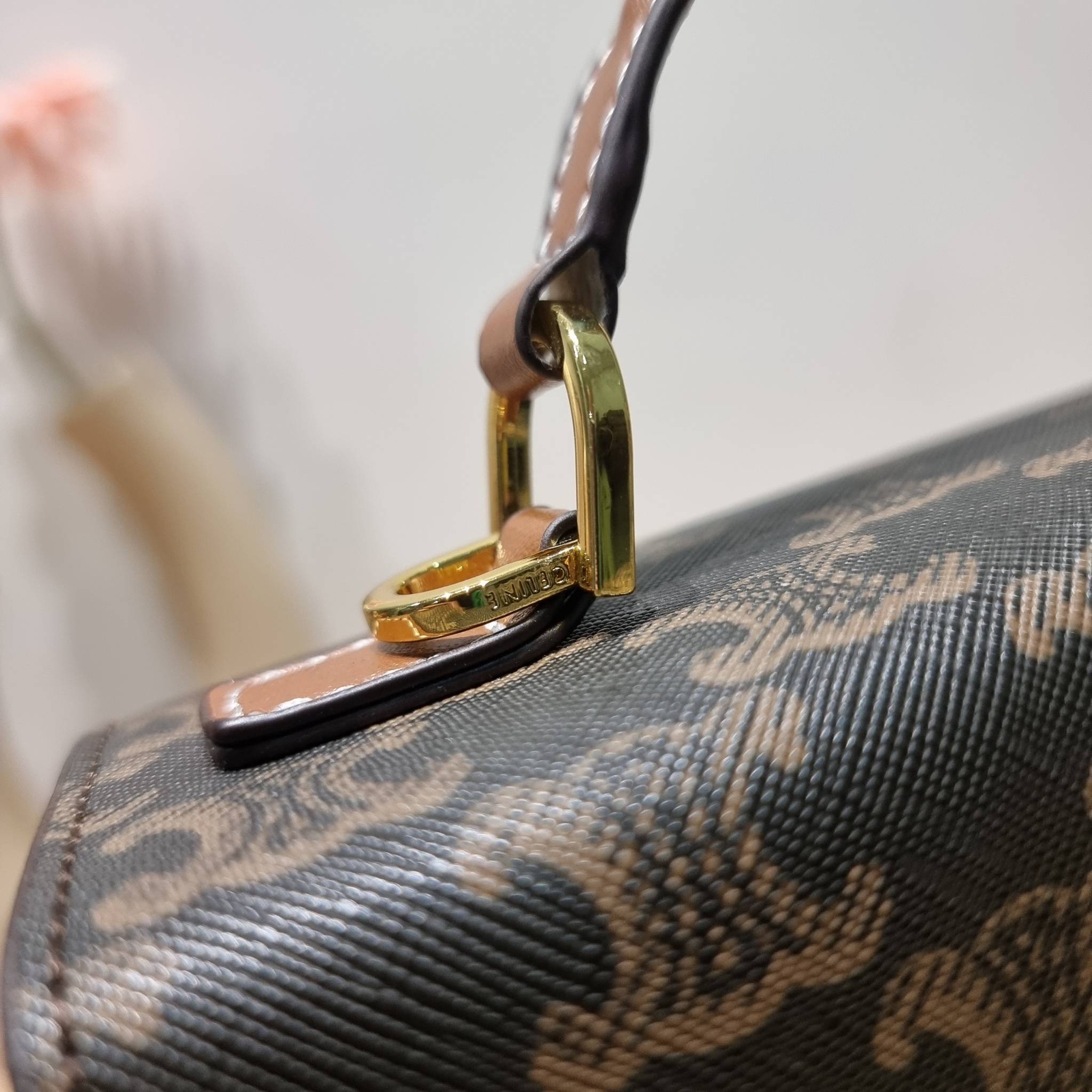 CELINE BOX TRIOMPHE IN TRIOMPHE CANVAS กระเป๋าสะพายสวยอยู่ทรง ดีไซน์เอกลักษณ์ ใช้งานง่ายด้วยอะไหล่กดล็อค วัสดุหนังแคนวาสทนทาน