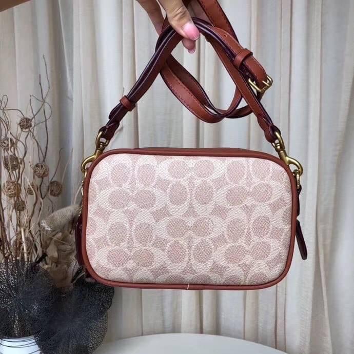 COACH Coated Canvas Signature Camera Bag 16 | Tan Rust (1025) เคลียร์สต๊อคมีไม่มากนะคะ! พร้อมส่งค่ะ! กระเป๋าทรงกล่อง pvc หนังนิ่มค่ะ เปิดปิดกระเป๋าแบบซิป ภายในสามารถใส่มือถือได้ทุกรุ่น;กระเป๋าเงินใบกลางได้;ของอื่นๆได้จุค่ะ;มีช่องซิปและช่องเล็กให้ใส่ของจุก