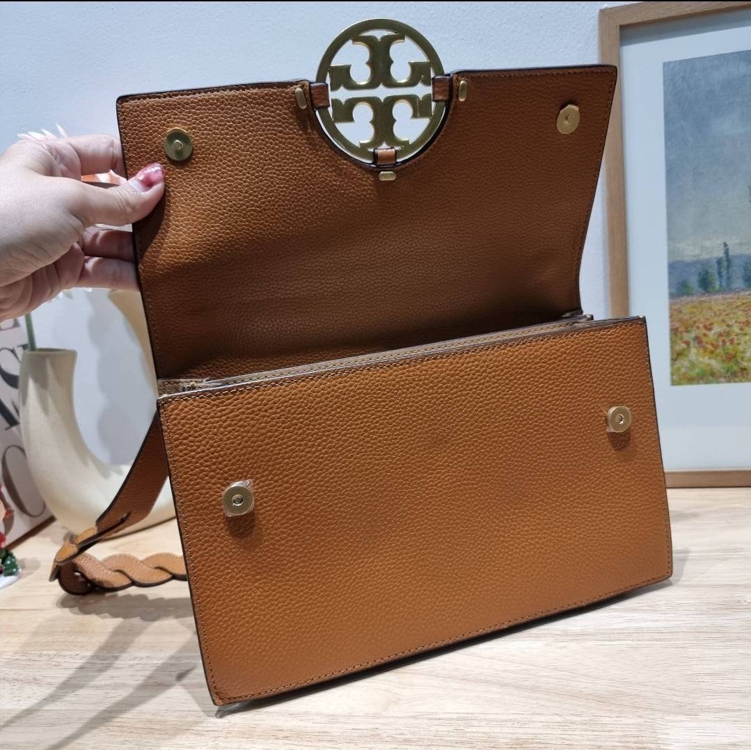 TORY BURCH MILLER SHOULDER BAG / Tory Burch Bag รุ่นยอดนิยม รุ่นหายาก รุ่นที่สาวๆตามหา ใบนี้เลย!! สวยหรู ผู้ดีทุกสี กระเป๋าสะพายไหล่ ดีไซน์อยู่ทรง คลาสสิคแฝงความหรูด้วยโลโก้สีทองอร่ามโดดเด่น