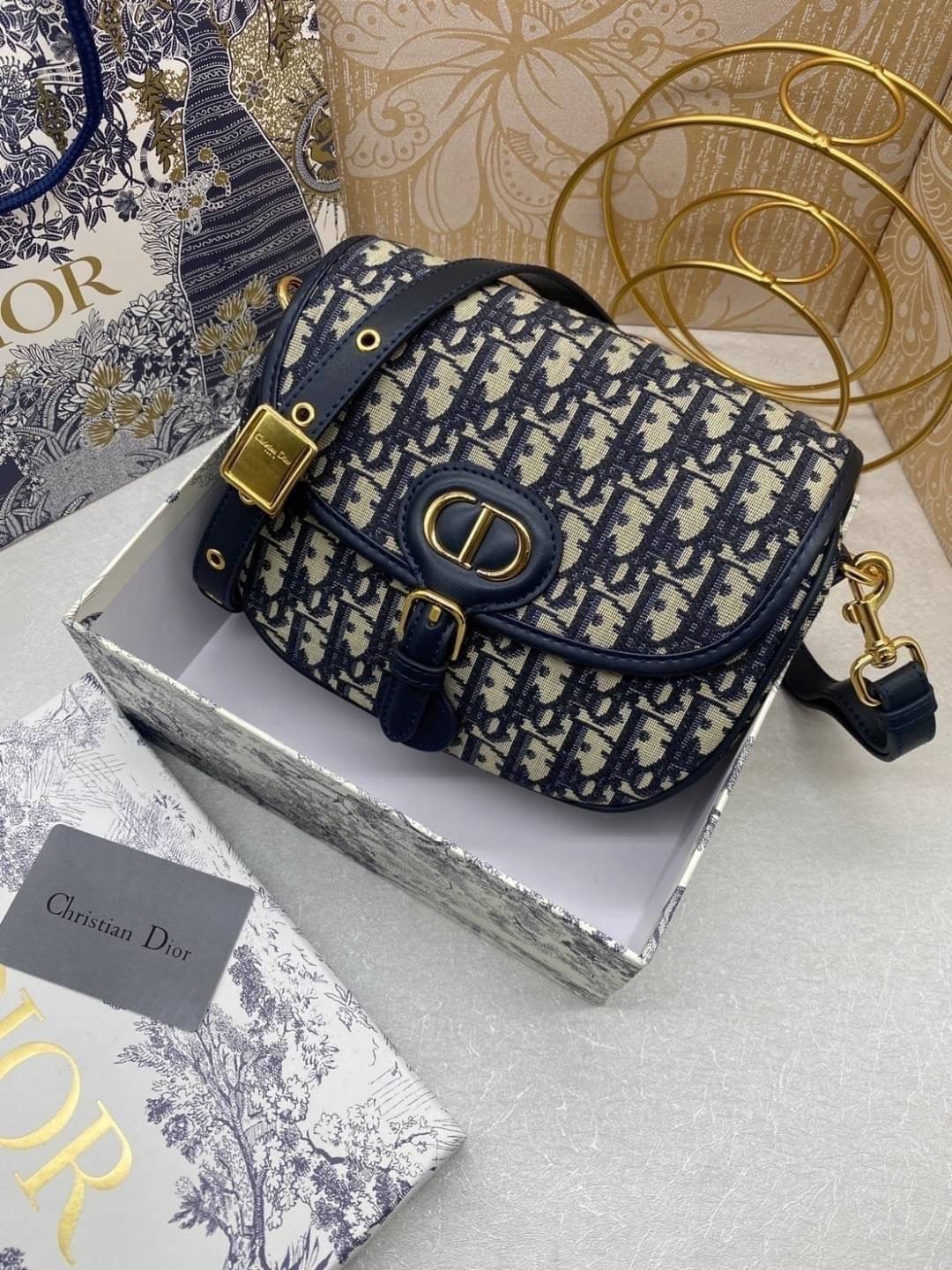 Dior Bobby Medium Bag Dior Oblique jacquard fabric in blue กระเป๋าสะพายทรงโฮโบรุ่นยอดนิยม คลาสสิคสุดหรู ด้วยเส้นสายที่ประณีตและสัดส่วนที่กลมกลืนลงตัวอย่างสวยงาม เกรดท็อปออริ ใช้งานต่างประเทศได้