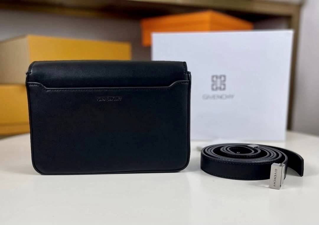 Givenchy Introducing 4G Medium Shoulder Bag วัสดุหนังแท้ อะไหล่สีเงิน ดีไซน์สวยงามทันสมัยรูปทรงสี่เหลี่ยมแบบคลาสสิก มาพร้อมสายหนังตีแบรนด์ Givenchy อันเป็นเอกลักษณ์เฉพาะของแบรนด์