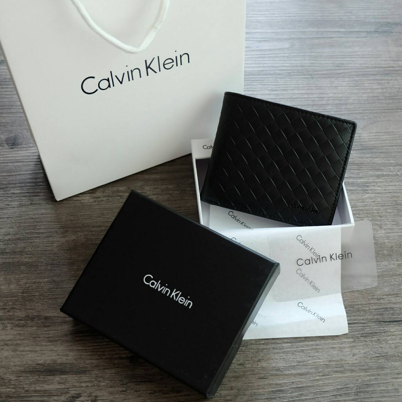 Calvin Klein Short Wallet กระเป๋าสตางค์ใบสั้น หนังลายสานรอบใบ ด้านหน้า ปั๊มแบรนด์ จะมอบเป็นของขวัญหรือใช้เองก็แนะนำค่ะ