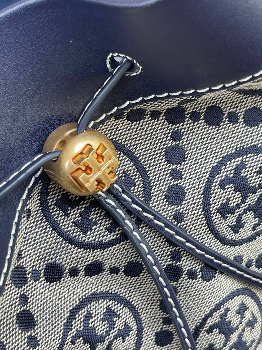Tory burch t monogram jacquard drawstring hobo อีกหนึ่งคอลเลคชั่นจาก T monogrameที่ออกแบบมาในรูปทรงกระเป๋า hobo เป็นกระเป๋าที่มีพื้นที่เยอะในการจัดเก็บสิ่งของได้อย่างดีเยี่ยม ลวดลายสีสันของกระเป๋าทอลายแบบแจ๊คการ์ดอย่างประณีต สะท้อนให้เห็นถึงกลิ่นอายงานฝีม
