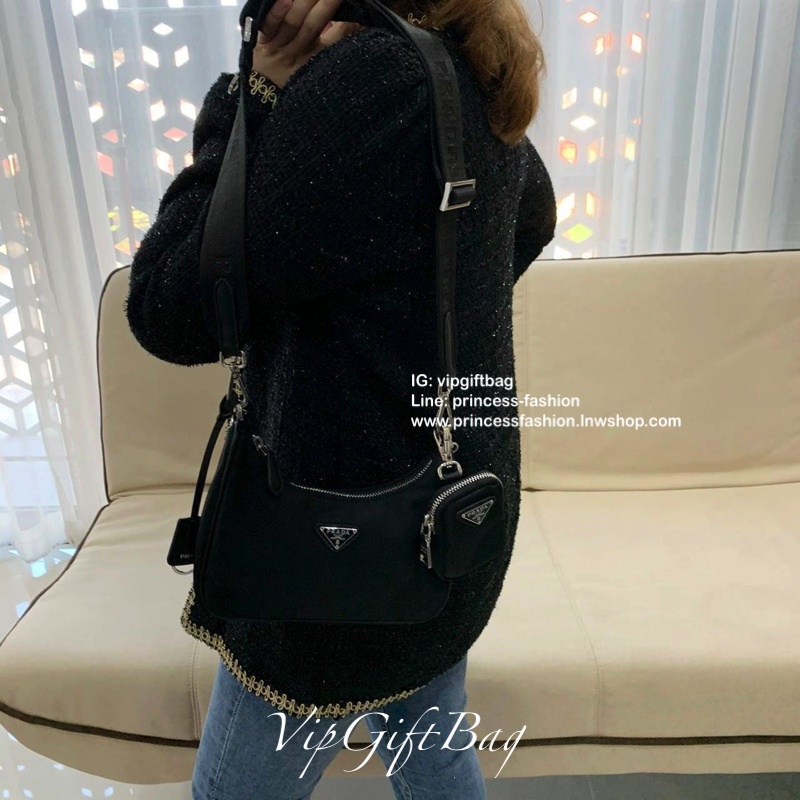 ᴺᴼᴿᴹᴬᴸ กำลังมาแรงมากค่ะ กับแบรนด์ PRADA ใบเดียวคุ้มมากค่ะ อุปกรณ์ ครบชุด **ซื้อ1ได้ถึง3ไอเท็ม ทั้งสายยาว และกระเป๋าใส่เหรียญ และป้ายแท็คหนัง อย่างดี **อะไหล่ปั้มแบรนด์แท้ทุกจุด วัสดุทำจากผ้า Nylon อย่างดี กันน้ำได้ อยู่ทรงสวย สามารถใส่กระเป๋าตังค์ใบกลางได