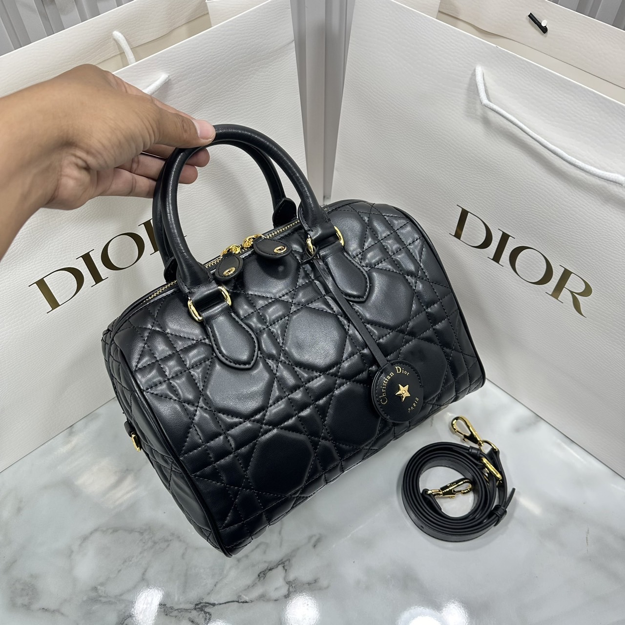 DIOR Groove 25 Bag / Dior Keepall Macrocannage Leather / Oblique Jacquard กระเป๋าสะพายทรงบอสตัน Keepall ทันสมัยและสง่างาม ใช้งานได้ทั้งแบบสะพายไหล่หรือสะพายแบบครอสบอดี้ เหมาะเป็นไอเทมคู่ใจในชีวิตประจำวัน เกรดออริ 1:1