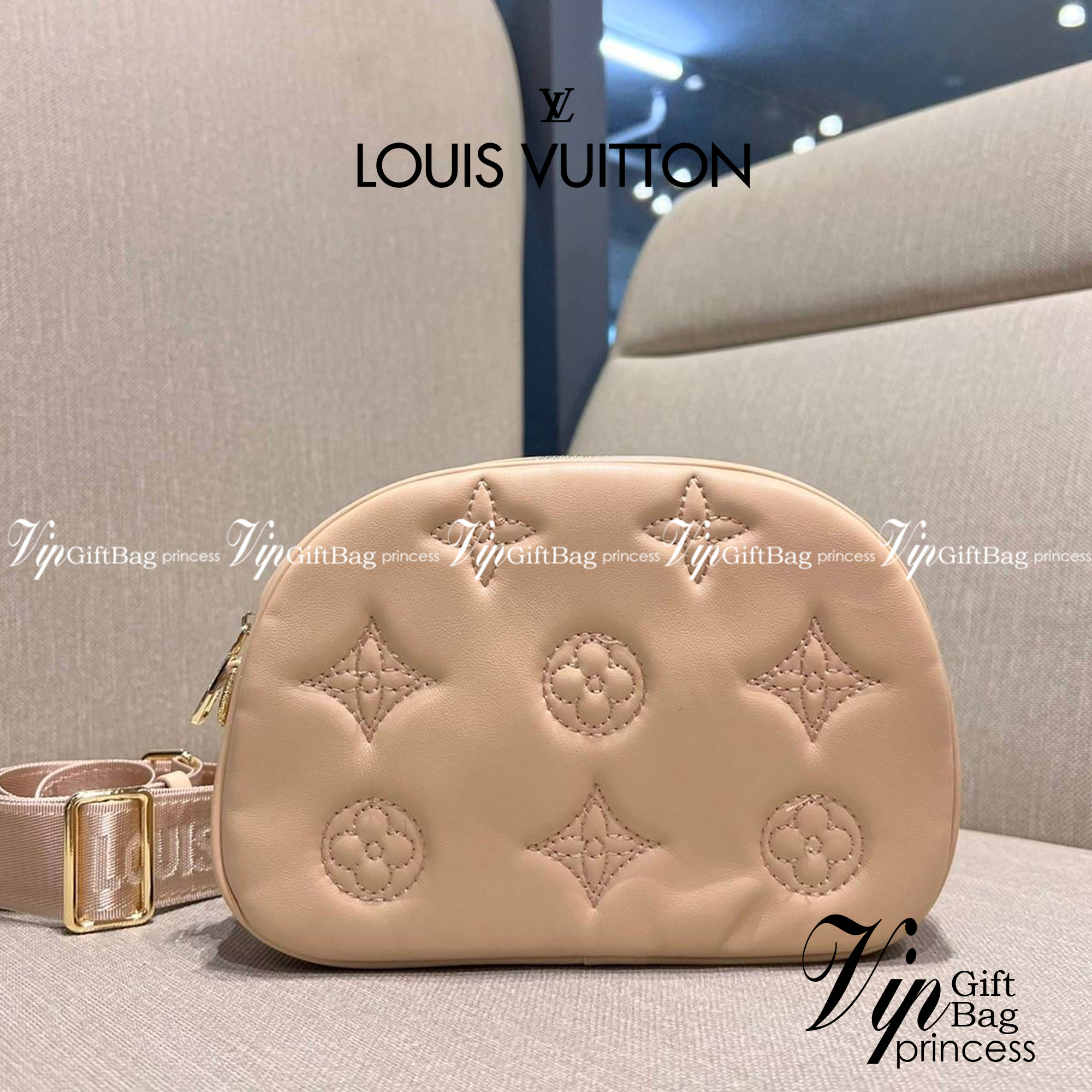 LV EXCLUSIVE VIP COSMETICS BAG ไอเท็มเอ็กซ์คลูซีฟ รุ่นหายาก กระเป๋าใส่เครื่องสำอางค์เอนกประสงค์ ที่นำมาประยุกต์ใช้เป็นกระเป๋าสะพายประจำวันได้ เพราะพิเศษมากแถมสายสะพายมาให้ วัสดุหนังลูกวัวฟอกสี นิ่มมาก เปิด-ปิดด้วยซิป ภายในโล่งกว้าง มีช่องแบ่งสัดส่วนให้ จั