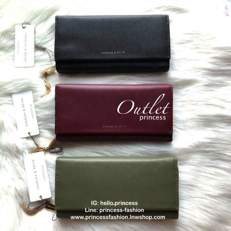 CHARLES & KEITH LONG WALLET กระเป๋าสตางค์ใบยาวแบบ 2 พับ หนังคาเวียร์ อะไหล่สีทอง และพู่สวยหรูมากค่ะด้านหน้าปั้มโลโก้แบรนด์ เปิดปิดด้วยฝาปิด ภายในมี1ช่องซิปแชะช่องเก็บบัตรหลายช่องใช้งานใส่ช่องใส่ธนบัตร แยกเป็นสัดส่วน ใบนี้สุดคุ้มเลยค่า