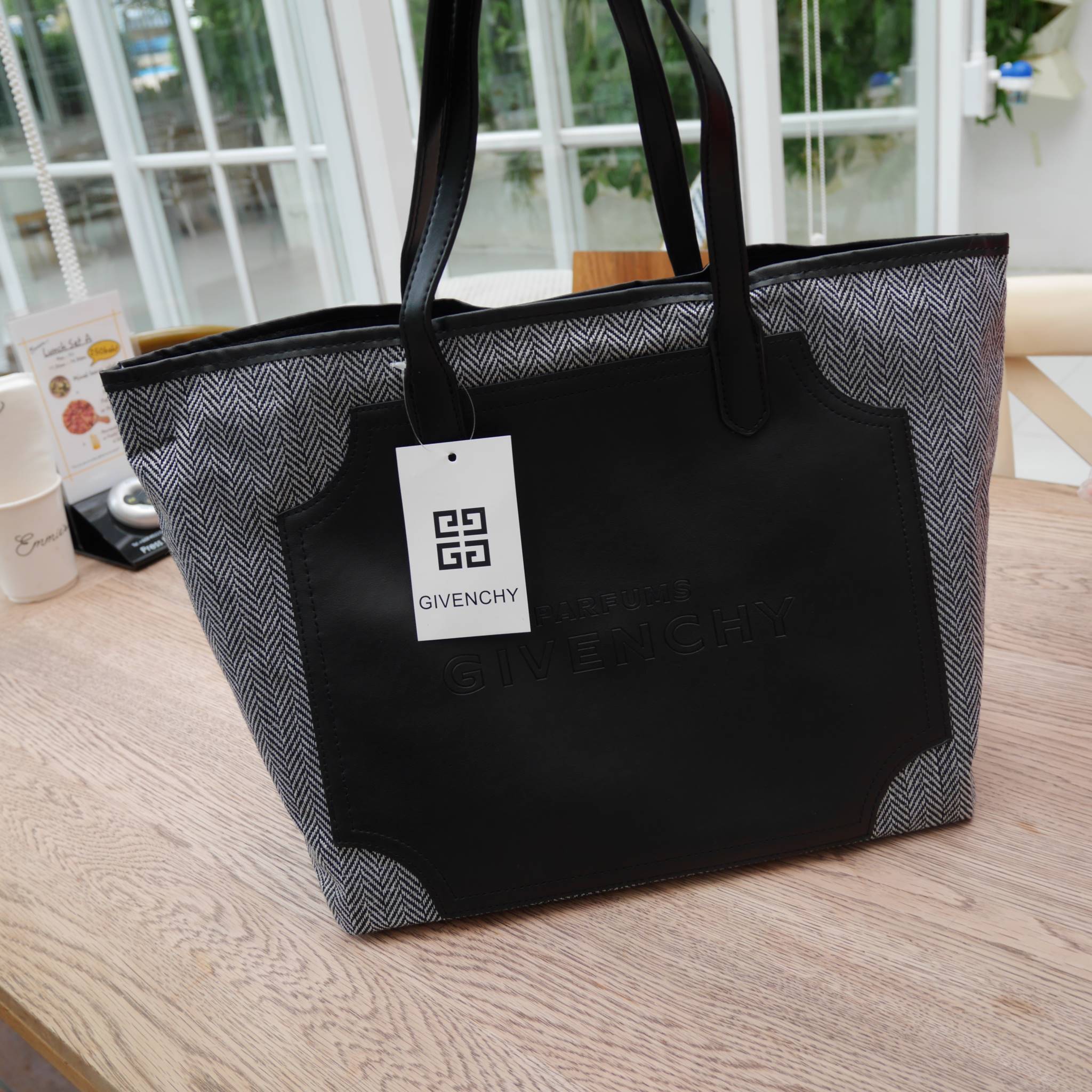 New in! กระเป๋าถือหรือสะพายสุดชิคจาก Givenchy Perfume Counter ของแท้100 (ไม่ใช่งานเลียนแบบ) วัสดุ Canvas ด้านหน้าเป็น PVC ปั้มแบรนด์ **สวยหรู ภายในเป็น Polyester 100% สกรีนลายโลโก้สวยเก๋ เปิดปิดด้วยกระดุมแม่เหล็ก ขนาดกำลังดี จุของได้ เยอะค่ะ น้ำหนักเบา สา