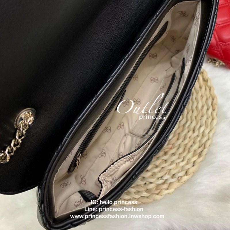 GUESS LOLLI CONVERTIBLE CROSSBODY BAG รุ่นแนะนำค่ะ!! กระเป๋าสะพายข้าง//ทบสายสะพายไหล่ได้ วัสดุหนังลายนวม ด้านหน้ามีอะไหล่โลโก้แบรนด์ เปิดปิดกระเป๋าแบบกระดุมแม่เหล็ก ภายในกว้างสามารถใส่ของจุ ใส่กระเป๋าสตางค์ใบยาวได้ค่ะ มีช่องซิปและช่องเล็กใส่ของจุกจิกน่ะค่