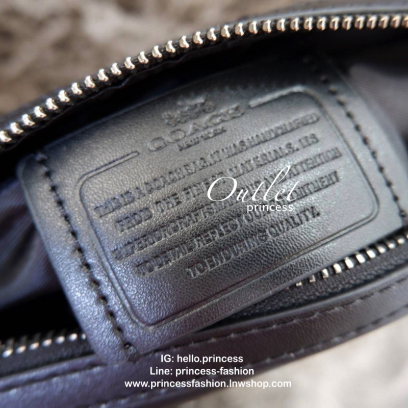 COACH Men Houston Signature Messenger Bag กระเป๋าสะพายข้าง crossbody หนังลาย signature brand เปิดปิดด้วยซิป ภายในโล่งใส่ wallet ยาว, mini iPad และของใช้ได้ มีช่องเล็ก และช่องซิป สายสะพายปรับได้ค่ะ