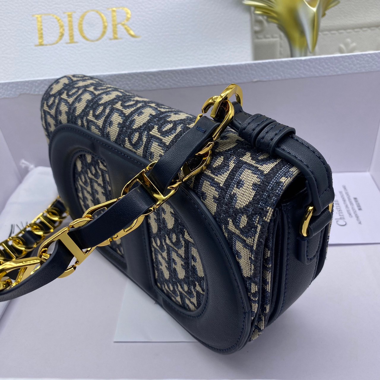 DIOR CD Signature Bag with Strap / CD OVAL CAMERA BAG / Dior Camera Bag ดีไซส์ใหม่ล่าสุด บ่งบอกถึงความหรู แต่ใช้งานได้โอกาส ใช้ได้ทั้งชายหญิง กระเป๋าสะพายทรงกล้อง ขนาดกะทัดรัด ไซส์สะพายคล่องตัว สีผู้ดีมากๆ