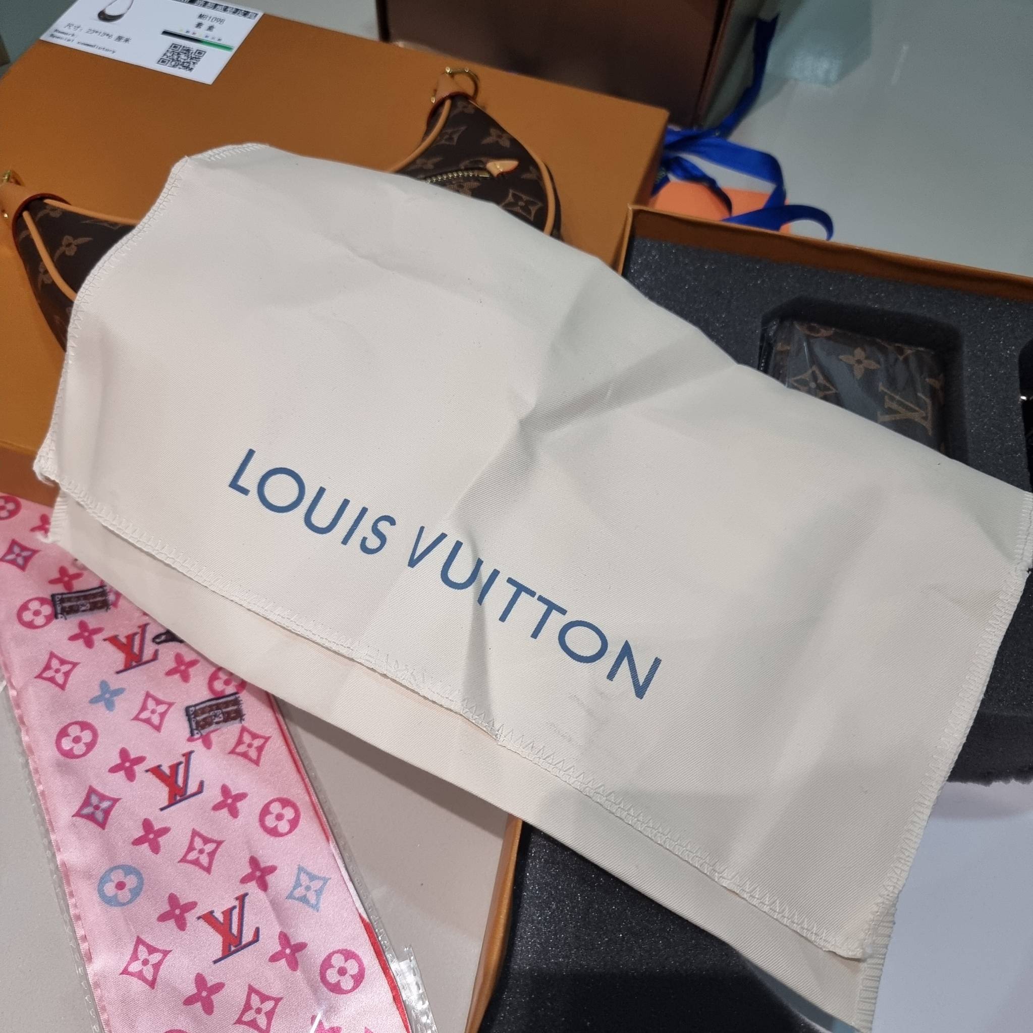 LV loop bag New in!! กับ box set ชวนสะสม ที่จับเอารุ่นยอดฮิต มามิกซ์รวมกับไอเท็มสุดคุ้มของมันต้องมี!! จัดเรียงให้อยู่ในกล่องสุดหรู ไม่ว่าจะตัวกระเป๋า กระเป๋าสตางค์ กระเป๋าจิ๋ว ใบไหนๆก็นำมาใช้งานได้จริง คุ้มค่ามากๆ แถมฟรี! ริบบิ้นลายลิมิเต็ด รวมรวบไว้ให้ได
