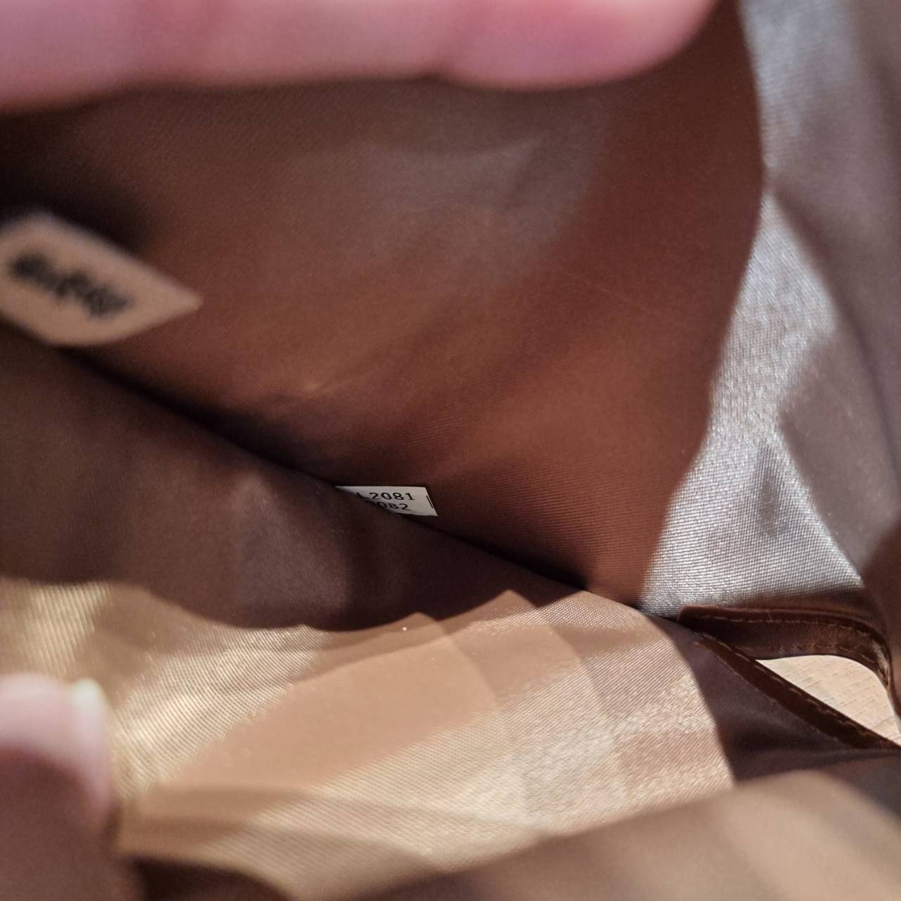 COACH C0082 MEDIUM CORNER ZIP WALLET IN SIGNATURE CANVAS ดีไซน์ใหม่ล่าสุด!! กระเป๋าสตางค์ใบกลาง 👛 ขนาดกำลังเหมาะมือ วัสดุหนังแคนวาสเคลือบลาย ดูแลรักษาง่าย มีช่องใส่บัตรและธนบัตรครบ และช่องซิปแยกไว้ใส่เหรียญ ครบเซ็ทแบบนี้เหมาะส่งต่อเป็นของขวัญที่สุ