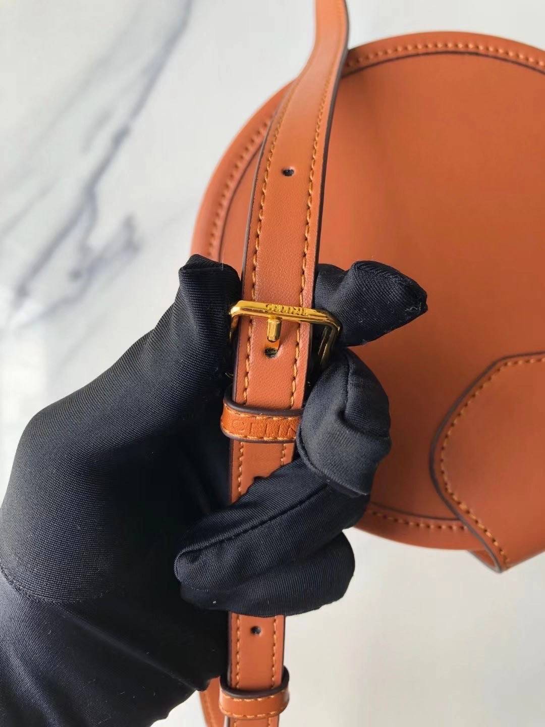 CELINE MEDIUM TAMBOUR IN SMOOTH CALFSKIN BAG กระเป๋าทรงกลมสวยหรูอยู่ทรงเปิดปิดด้วยฝาปิดกระดุมโลโก้แบรนด์ ภายในโล่ง