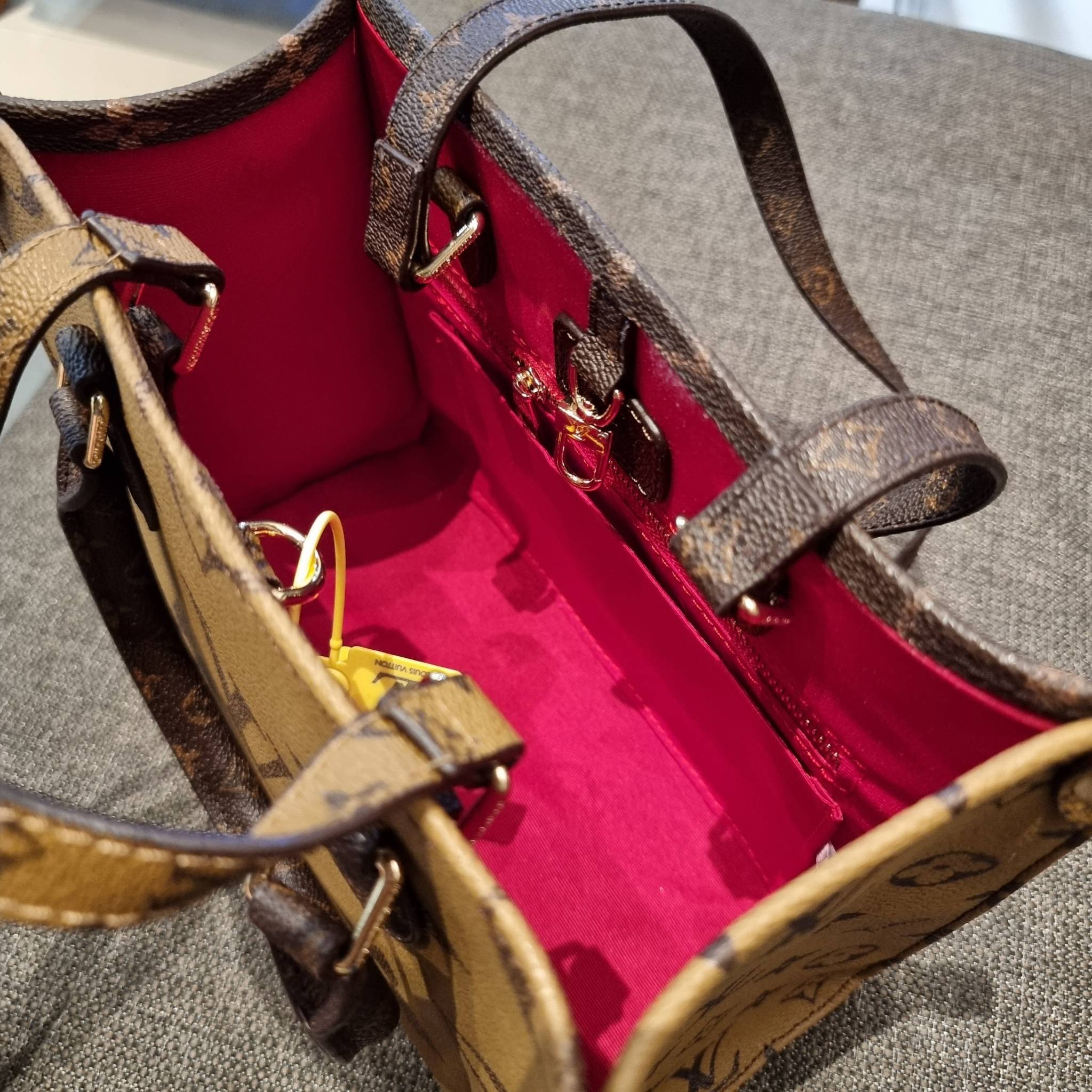 LV crossbody tote bag 10" 16" สเปเชี่ยล gift box set ในราคาที่แสนดี น่าคบหา!! สุดคุ้มและสวยที่สุดยันกล่อง!! ได้ไปยังไงต้องร้องว้าว!! กระเป๋าทรงโท้ทที่สาวๆตามหา ดีไซน์คลาสสิค ผู้ดี หรูหรา โทนสีใช้งานง่าย ได้ทุกลุค ทุกสไตล์ วัสดุหนังแคนวาสคุณภาพ ม