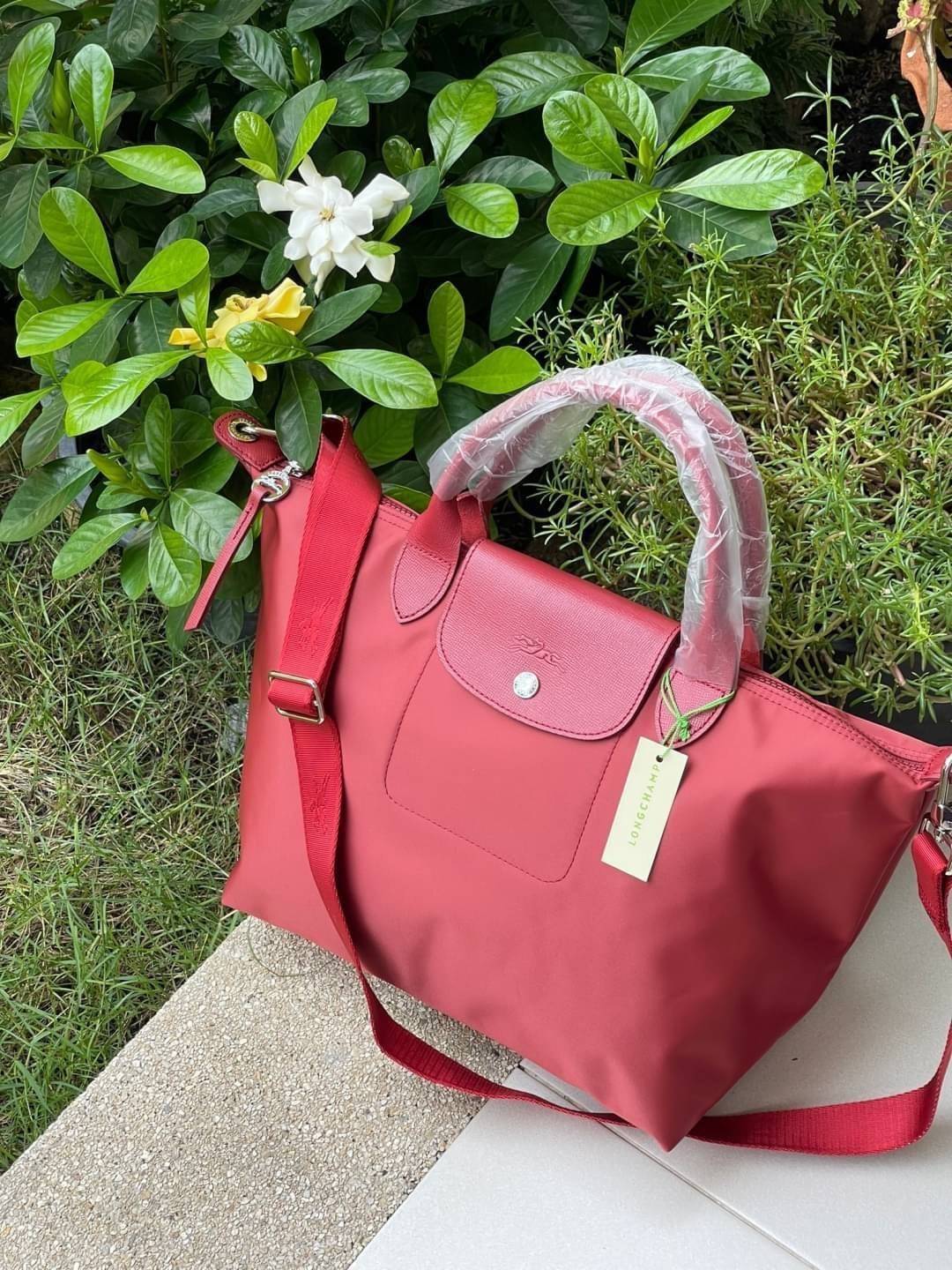 8สี พร้อมส่ง Longchamp LE PLIAGE NÉO TOP HANDLE BAG (medium size) อีกหนึ่งรุ่นยอดนิยม ที่สาวๆ ต้องมีไว้เก็บไว้สักใบ กระเป๋าโท้ทใบนี้ มาพร้อมกับสีที่มีสไตล์เรียบง่าย มีสายสะพายยาวปรับสั้นยาวได้ช่วยให้คุณสามารถสะพายไหล่ได้อย่างสบาย ในตัวสายปักโลโก้อันเป็นสั