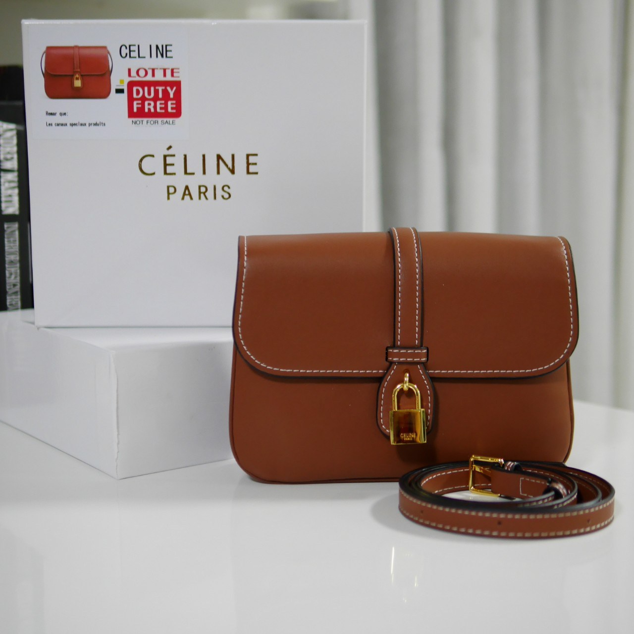 Celine Medium Tabou In Smooth Calfskin พร้อมส่งรุ่นใหม่แล้วค่า กับ CELINE SHOULDER BAG หนังเรียบสวยหรู ปรับดับพวงกุญแจสีทองด้านหน้า ด้านในเปิดด้วยด้วยกระดุม แบ่งช่องใส่ของออกเป็นสัดส่วน พร