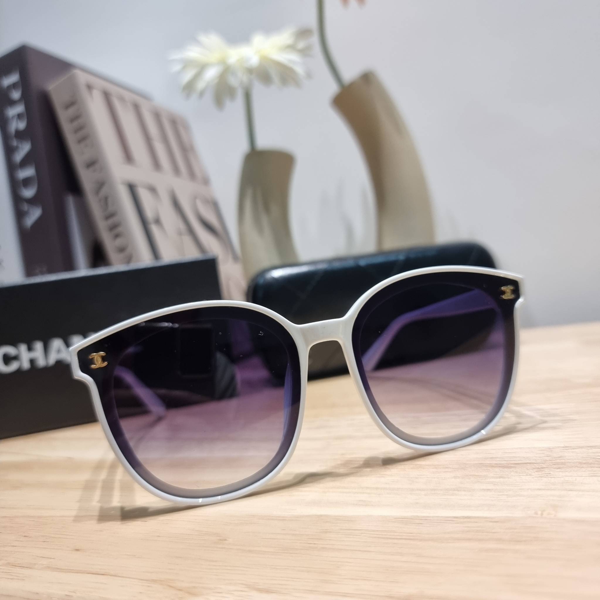 Chanel eye-glasses UV protection gift Box set สุดคุ้ม มาพร้อมอุปกรณ์ครบเซ็ท ดีไซน์ชิคมากแม่!! รับรองไม่ซ้ำใคร ใส่เสริมโหงวเฮ้ง ดูผู้ดี มีพกติดตัวไว้ไม่ตกเทรนด์ ใช้ได้ทุกโอกาส ทุกสถานการณ์ ใส่ที่บ้านถนอมสายตา
