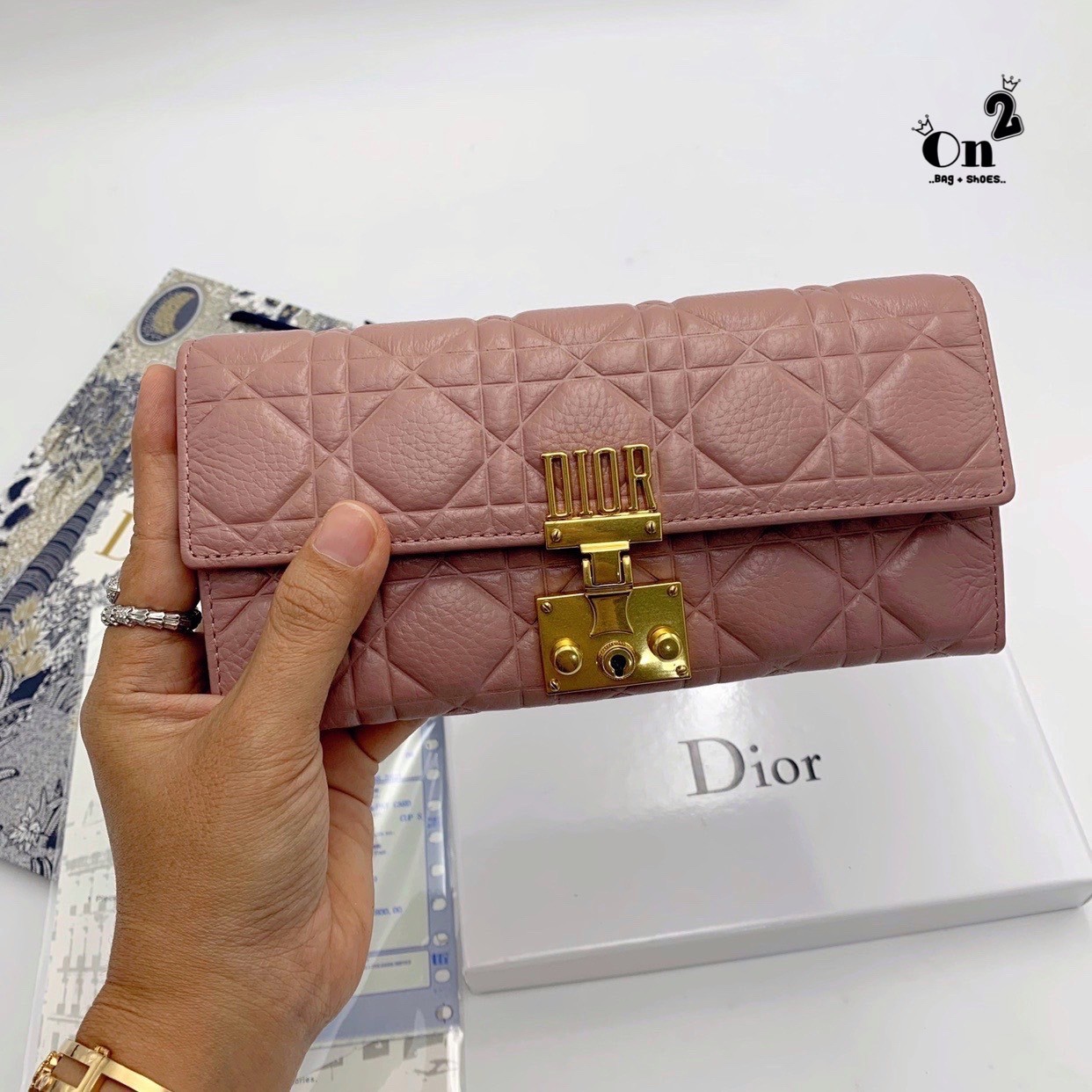 Dior Long Wallet กระเป๋าสตางค์ใบยาวทรงคลัช งานสวยหนังนิ่มมาก มาพร้อมอะไหล่สีทองหรูหรา ด้านในมี 3 ช่องใช้งาน งานจริงคือสวยมาก มาให้สาวๆเลือกใช้กัน 3 โทนสี ราคาดีย์มากกน้าาา