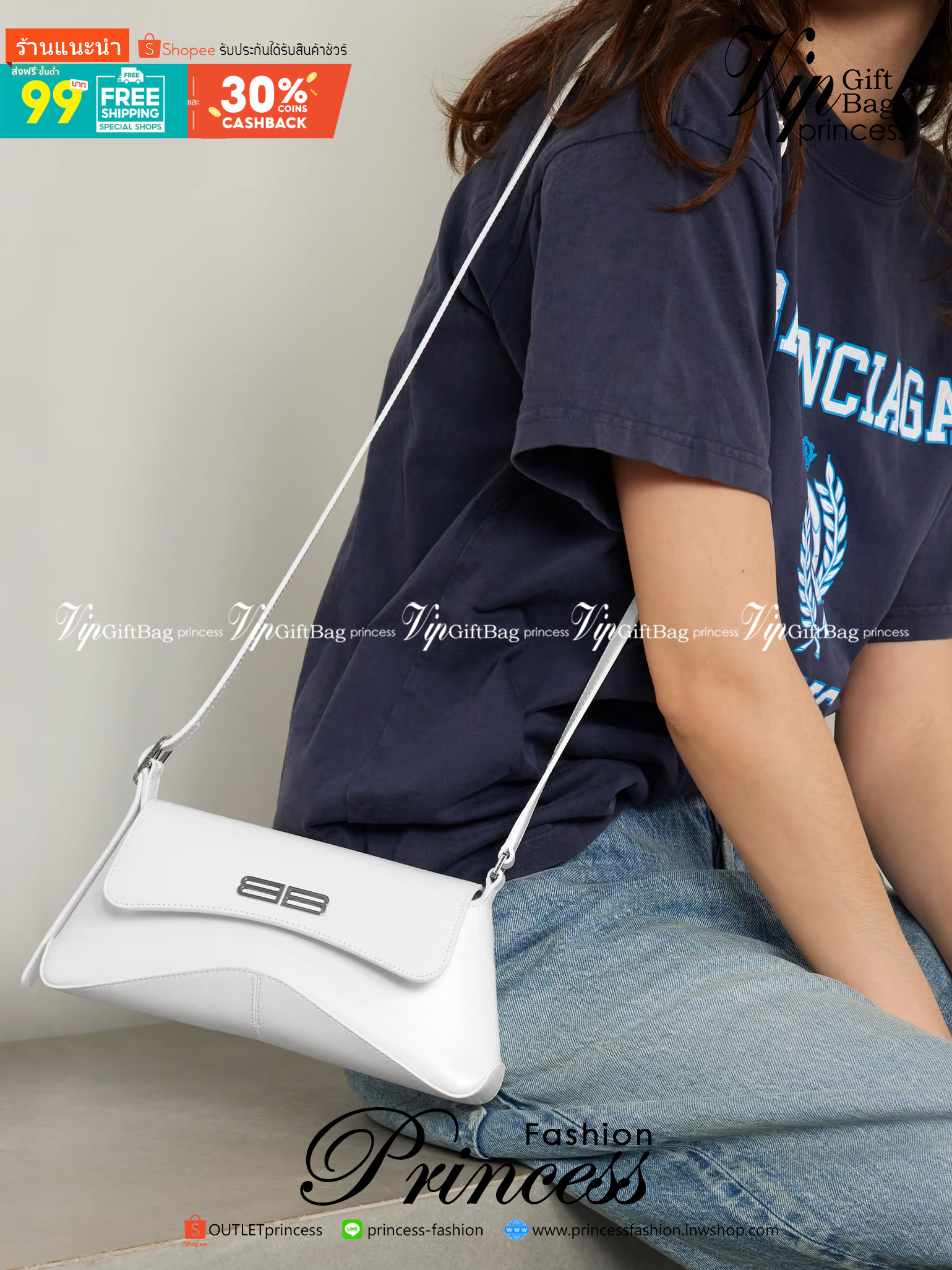 BALENCIAGA XX Small Flap leather shoulder bag กระเป๋าสะพายดีไซน์สวยเลิศ!! ไม่ซ้ำ เอกลักษณ์ที่โดดเด่นด้วยรูปทรง และขนาดที่กำลังเหมาะใช้งาน พร้อมดีไปหมด!! เปิด-ปิดด้วยกระดุมแม่เหล็ก ภายในกระเป๋าเป็นช่องโล่ง ใส่ของสำคัญจุกจิกพอได้ พกพาได้แบบไม่ต้องเยอะ สายสะ