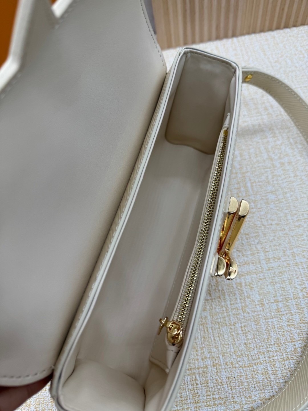 ORI หนังแท้ | LV Twist West Bag กระเป๋าสะพายหนัง Epi ลายเกรน สุดคลาสสิกมาดีไซน์ใหม่ในรูปทรงยาวเผยลุคมีระดับเหนือกาลเวลา ความหรูหราเข้ากับสตรีตสไตล์