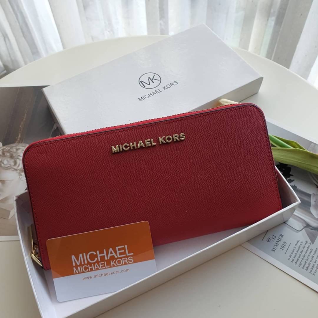MICHAEL KORS SAFFIANO WALLET กระเป๋าสตางค์ใบยาว หนัง SAFFIANO ซิปรอบ สวยหรู มาก อะไหล่ปั้มโลโก้แบรนด์ ด้านในมีช่องใส่บัตร เยอะม้ากกก อีกด้านมีช่องแบงค์ + ซิปใส่เหรียญ จุของได้เยอะจริงๆ ได้ สวยหรูดูดี อุปกรณ์ครบ รีบคว้าเลยคะ!
