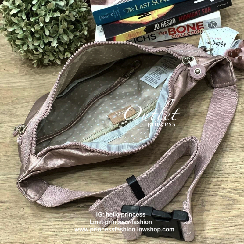 5สี Kipling WHISPER Basic Fanny Pack รุ่นใหม่ล่าสุดกับกระเป๋าทรงคาดอกหรือคาดเอวสุดชิค วัสดุpolyester100% น้ำหนักเบา มีช่องซิปใช้งานหลัก2ช่อง ใส่กระเป๋าสตางค์ทรงยาวได้ ขนาดกำลังดี สายสะพายปรับความยาวได้ฟรีไซส์ ประดับพวงกุญแจลิงน่ารัก สามารถถอดออกได้ มีรูปแ