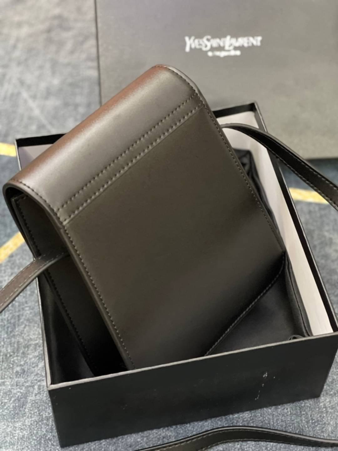 หนังแท้ YSL Yves Saint Laurent small leather shoulder bag กระเป๋าสะพายทรงเหลี่ยมแนวตั้งดีไซน์สวยหรูอยู่ทรงมีโลโก้แบรนด์ด้านหน้า อะไหล่ทองสวยหรู ภายในโล่งกว้าง สายสะพายหนังยาวปรับระดับได้ Rare items เด็ดๆแบบนี้ห้ามพลาด!