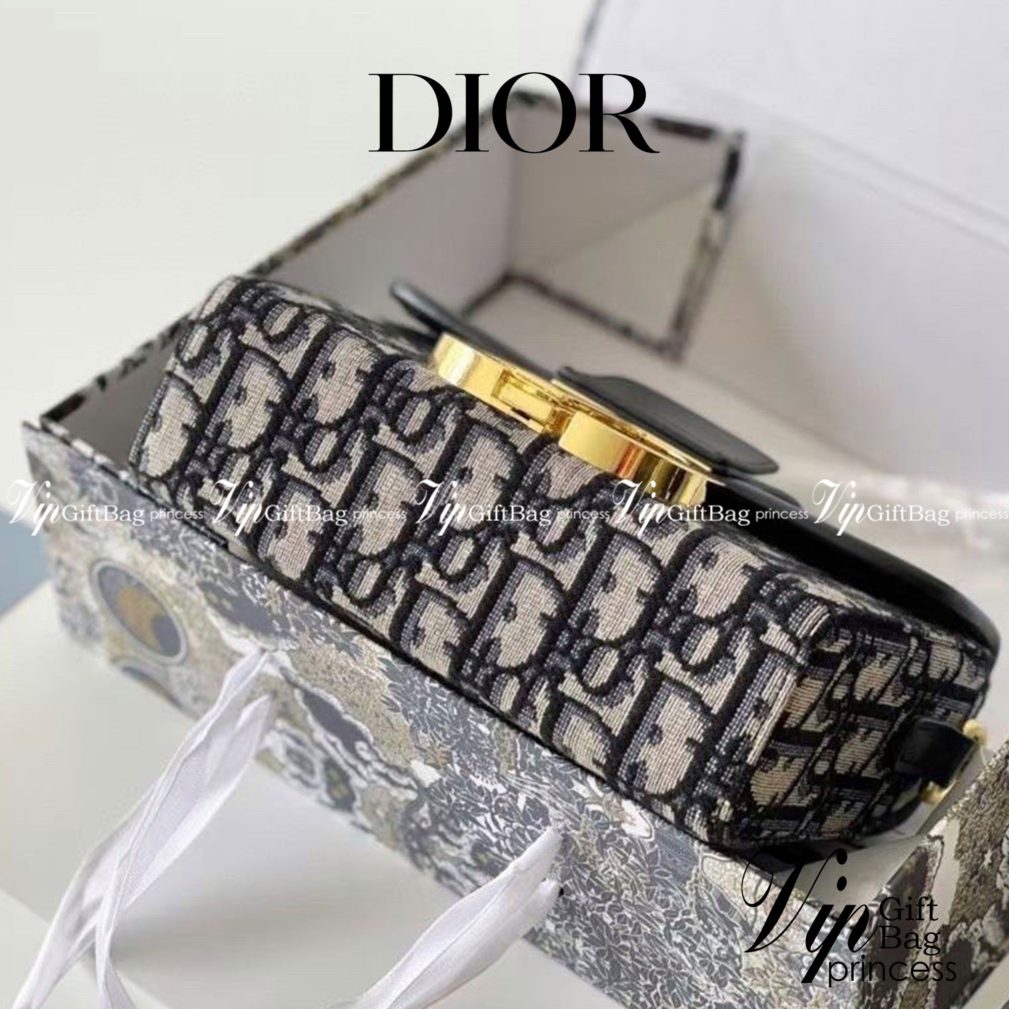 DIOR MINI BAG 7" กระเป๋าสะพายทรงกล่องเปิดหน้า แต่งอะไหล่CD ด้านหน้า มาพร้อมสายสะพายสามารถปรับระดับได้ ทรงสี่เหลี่ยมหนังเรียบสวยหรูอยู่ทรง ภายในโล่งมีโลโก้สามารถใส่มือถือของใช้จุกจิกได้ มาพร้อมถุงผ้ากล่องแบรนด์ รุ่นตามหานะคะ กำลังฮิตสุดๆ ภาพถ่ายจากสิน