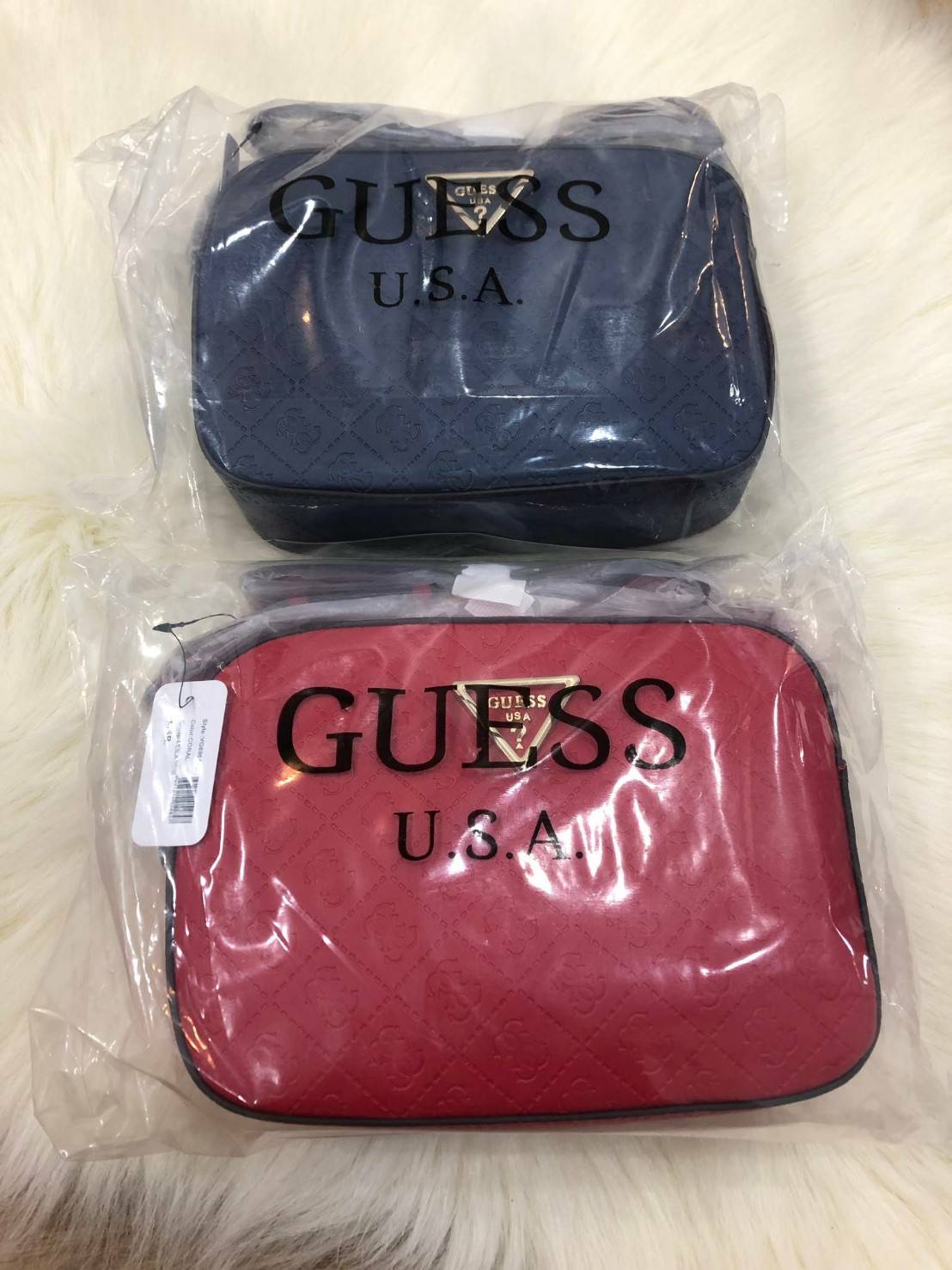 GUESS KAMRYN TOP ZIP CROSSBODY BAG กระเป๋าสะพายทรงน่ารัก จาก GUESS วัสดุหนัง pu ปั้มลายสวยอยู่ทรงขนาดกำลังดี น้ำหนักเบา ด้านหน้ามีโลโก้แบรนด์อะไหล่ทอง เปิดปิดด้วยซิปสะดวกใช้ ภายในมีโลโก้ และช่องเล็กใส่ของเป็นสัดส่วน สามารถใส่ไอแพดและกระเป๋าสตางค์ใบยาว และ