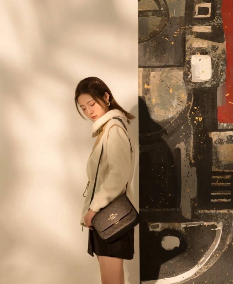 COACH C5633 BRYNN FLAP CROSSBODY IN SIGNATURE CANVAS แซ่บที่สุด ใหม่ที่สุด!! คอลเลคชั่นใหม่!! มองยังไงก็หลงรักละสายตาไม่ไหว กระเป๋าสะพายข้างลุคไฮน์ ที่ดีไซน์ออกมาได้ปัง และดูแพงมากๆ ด้วยดีเทลคลาสสิค รูปทรงใช้งานง่าย เรียบๆแต่มีดีเทล วัสดุหนังแคนวาสสลับหนั