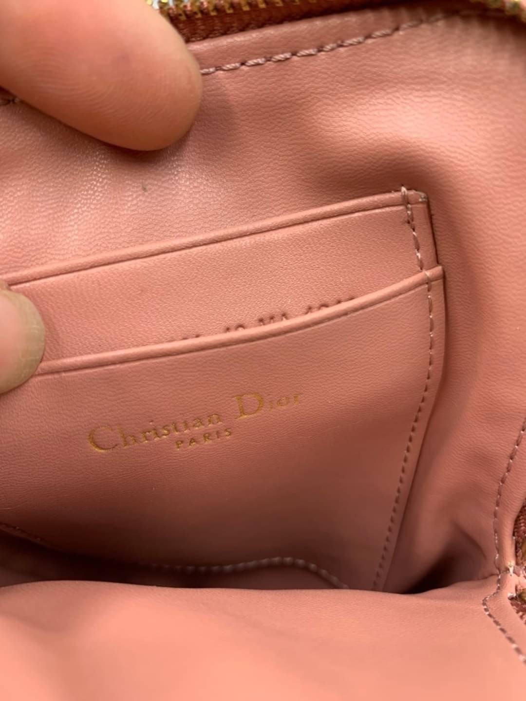 VIP 】CHRISTIAN DIOR PHONE BAG 2 in 1 DOUBLE BAG กระเป๋าเซ็ท 2 ใบ มีสายสะพายข้าง ถอดออกใช้งานได้ ถือว่าคุ้มมากๆเลยค่ะ สามารถใช้งานแยกกันได้ ใส่สายสะพายหรือ ถือได้ วัสดุหนังแท้ สวยงามนุ่มฟู น่ารักมากๆ เลยน้าาา
